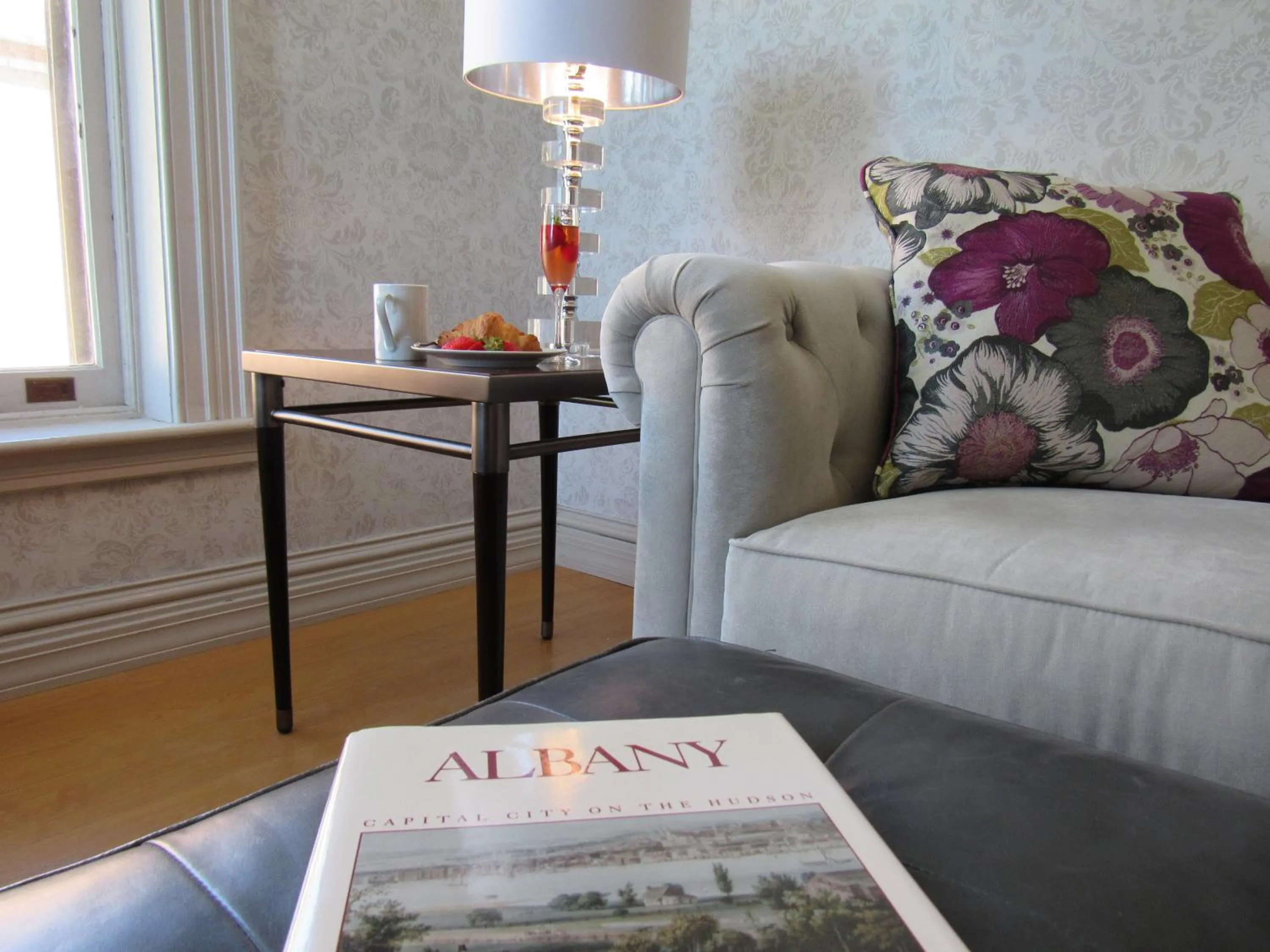 Communal lounge/ TV room in Washington Park Inn