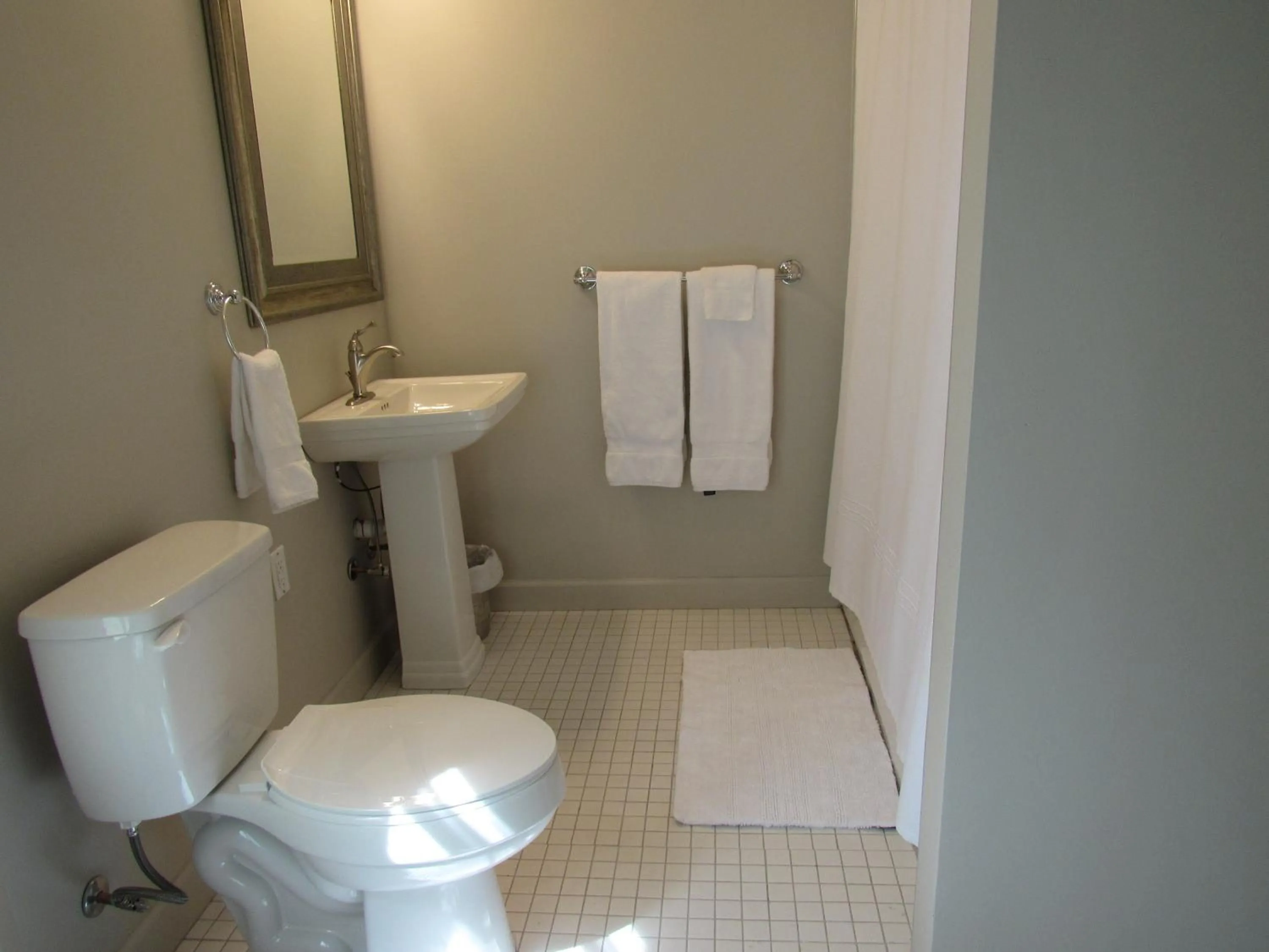 Bathroom in Washington Park Inn