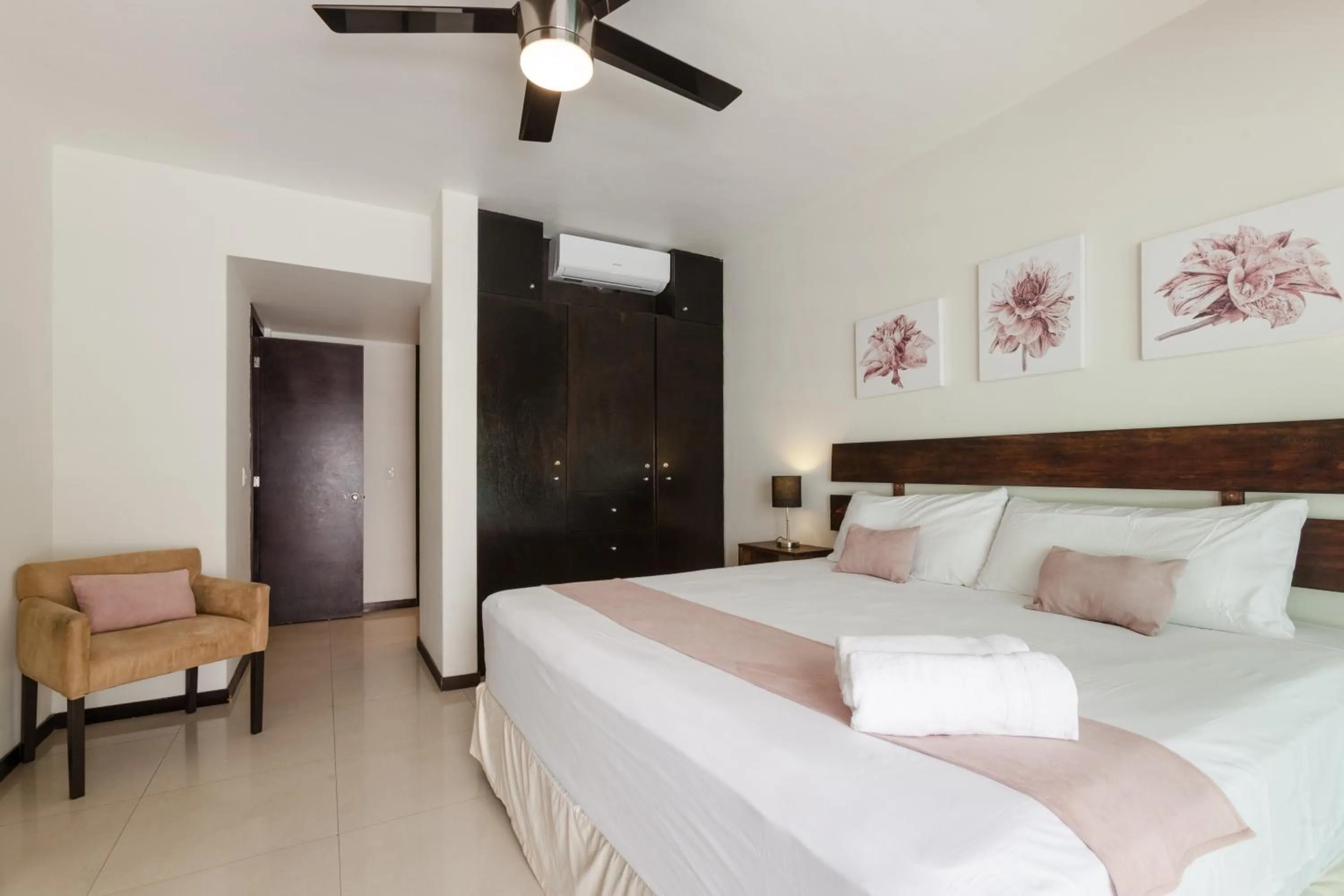 Photo of the whole room, Bed in Via Tendenza Condos