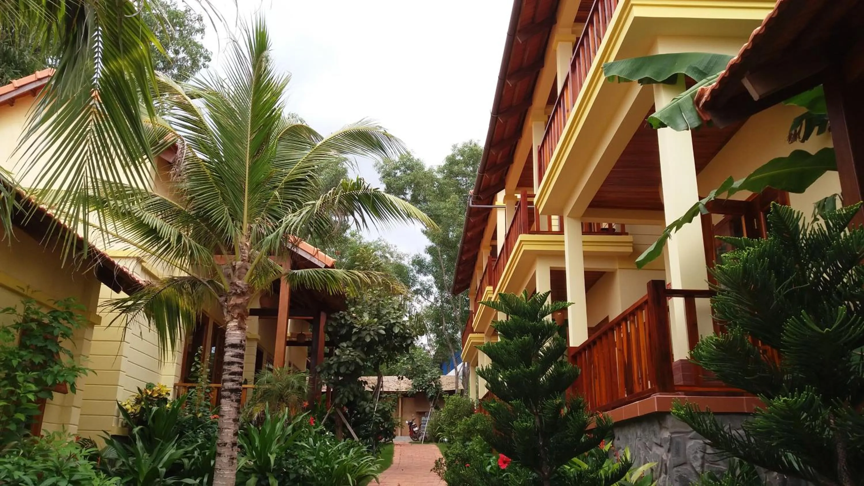 Restaurant/places to eat in Free Beach Resort