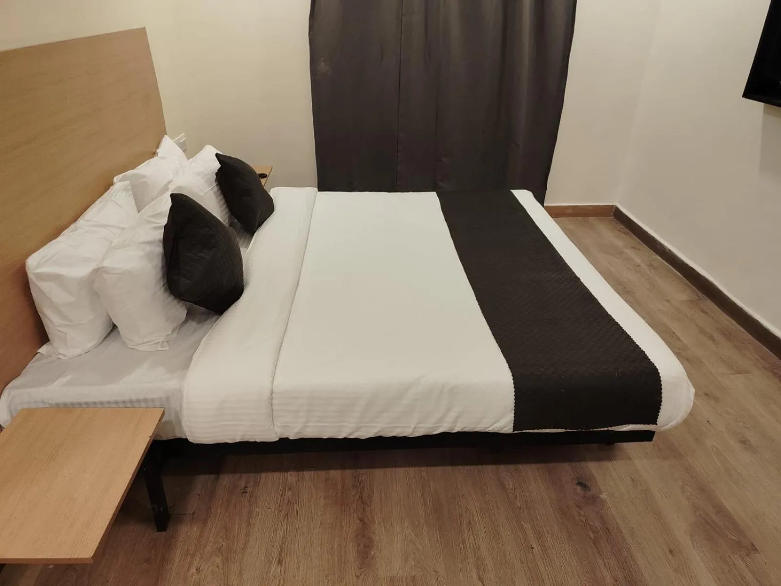 Bed in Hotel Consulate