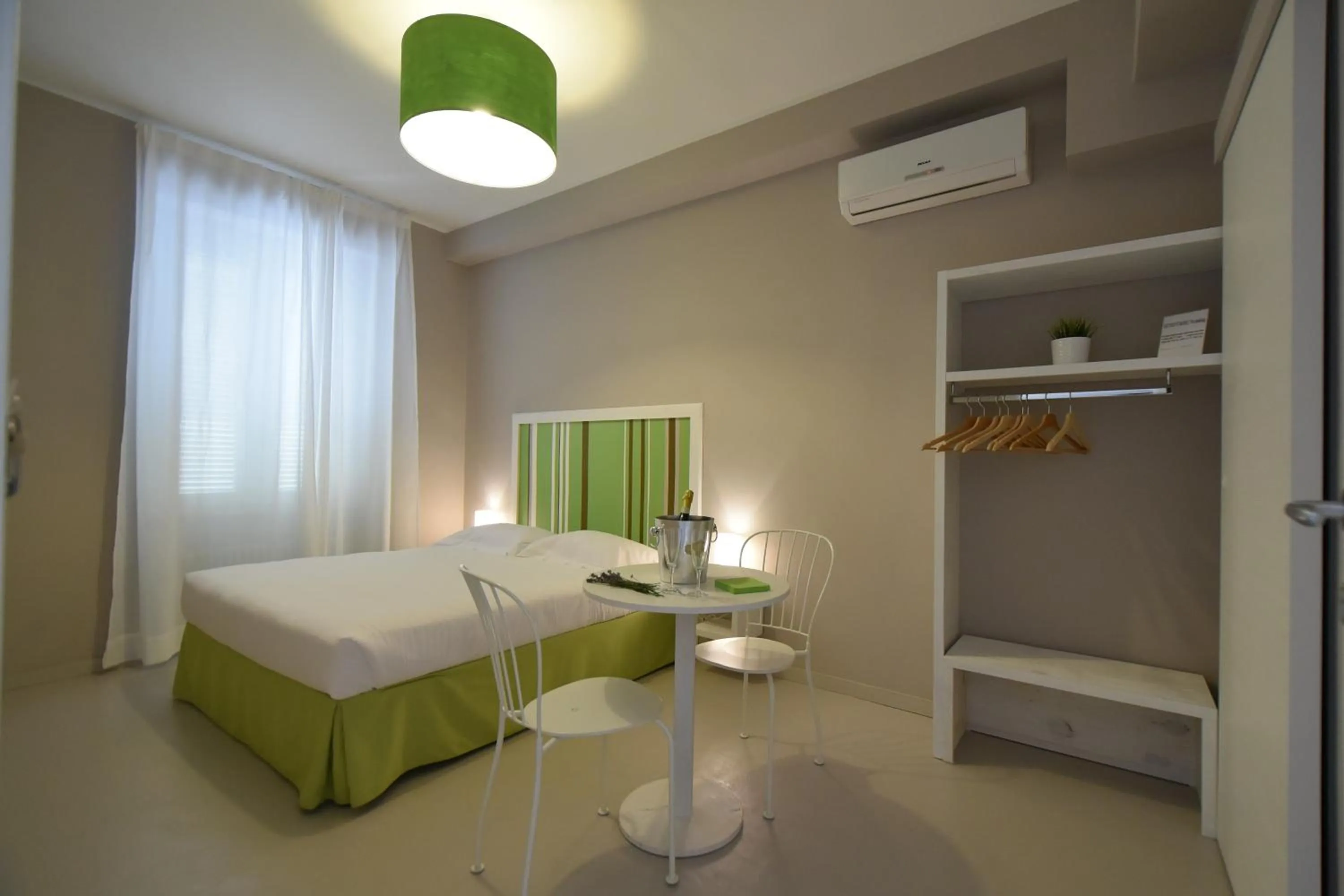 Photo of the whole room, Bed in Myricae