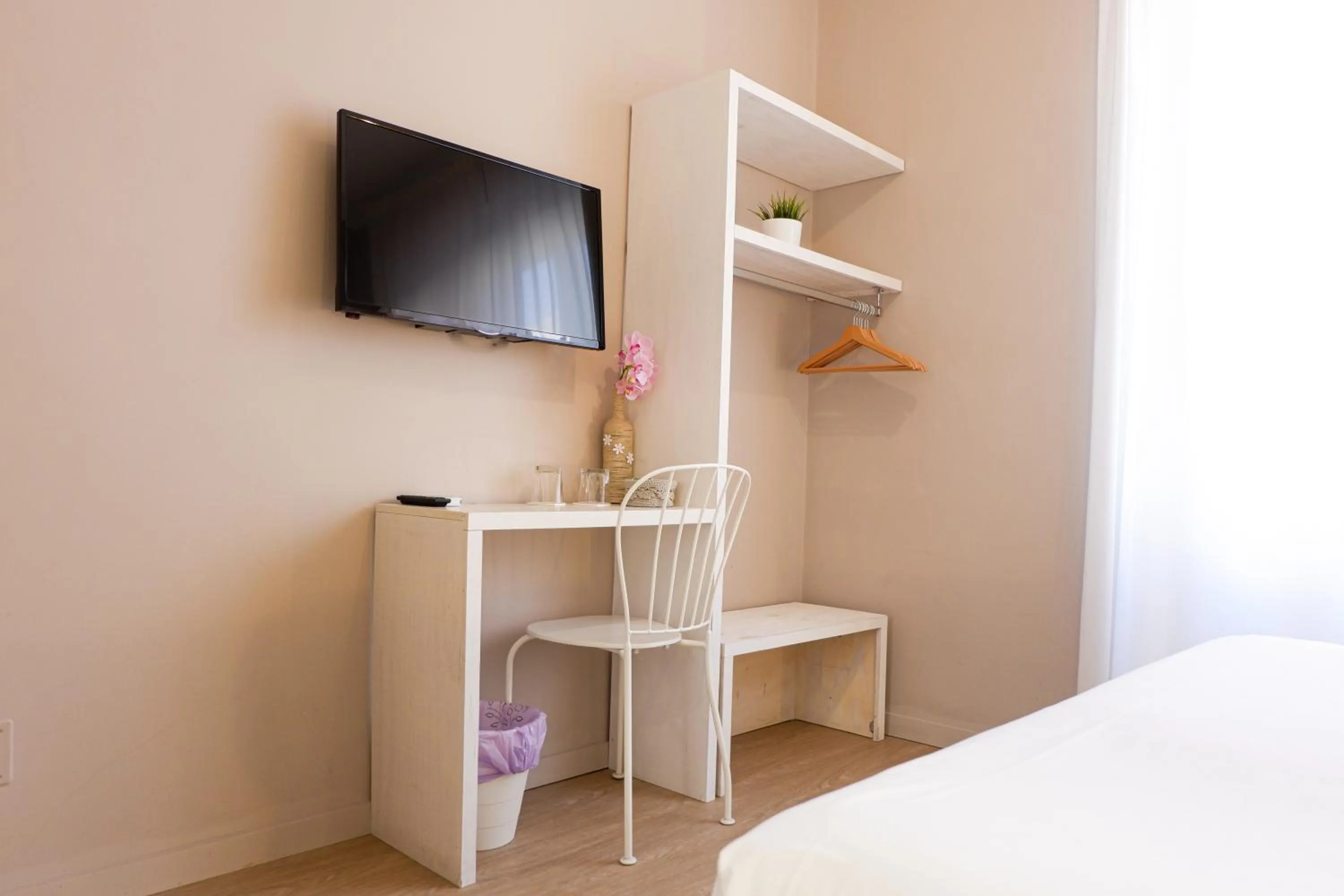 Bedroom, Bed in Myricae