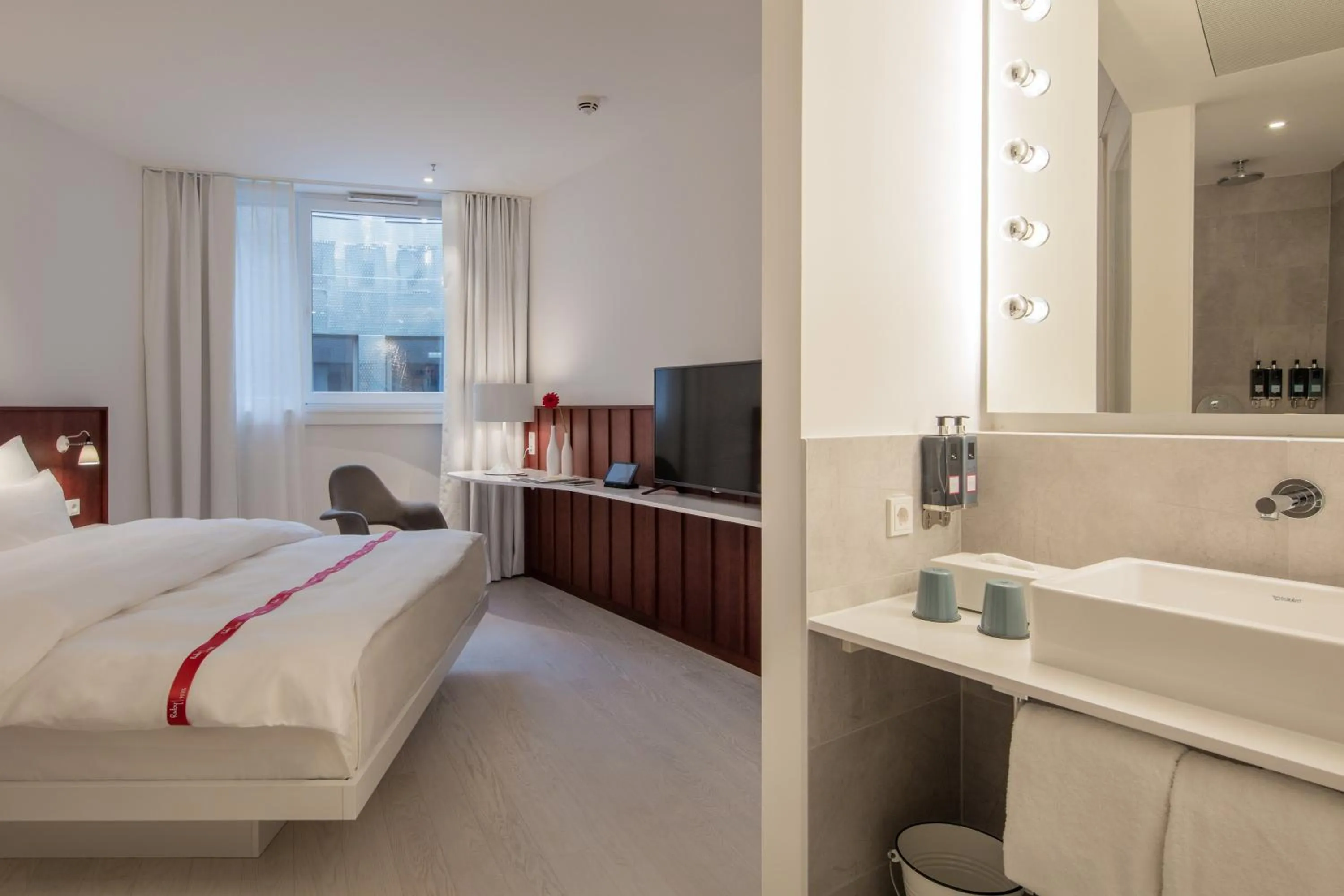 Bathroom, Bed in Ruby Marie Hotel Vienna