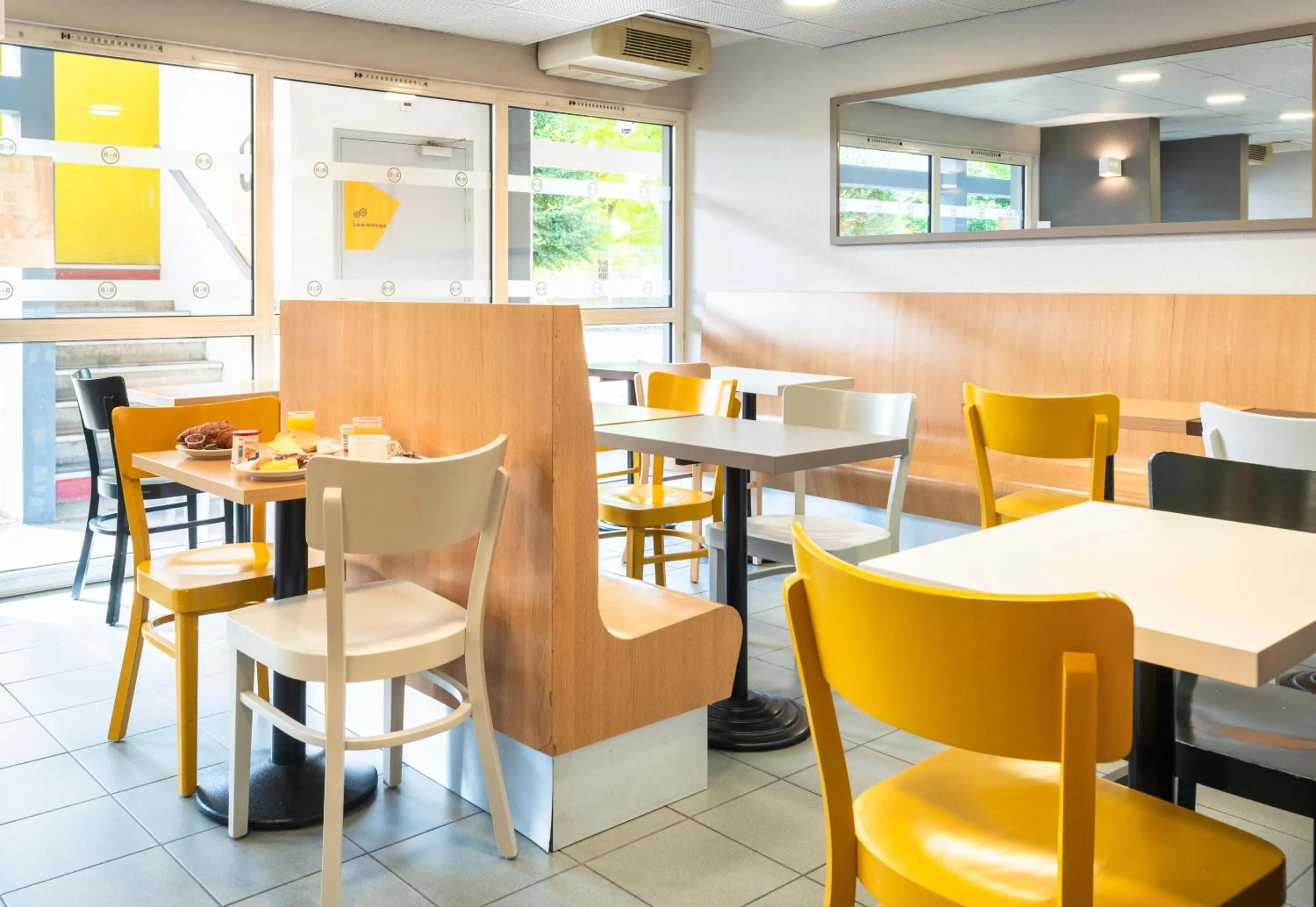 Restaurant/places to eat in B&B HOTEL Nantes Parc Expos La Beaujoire