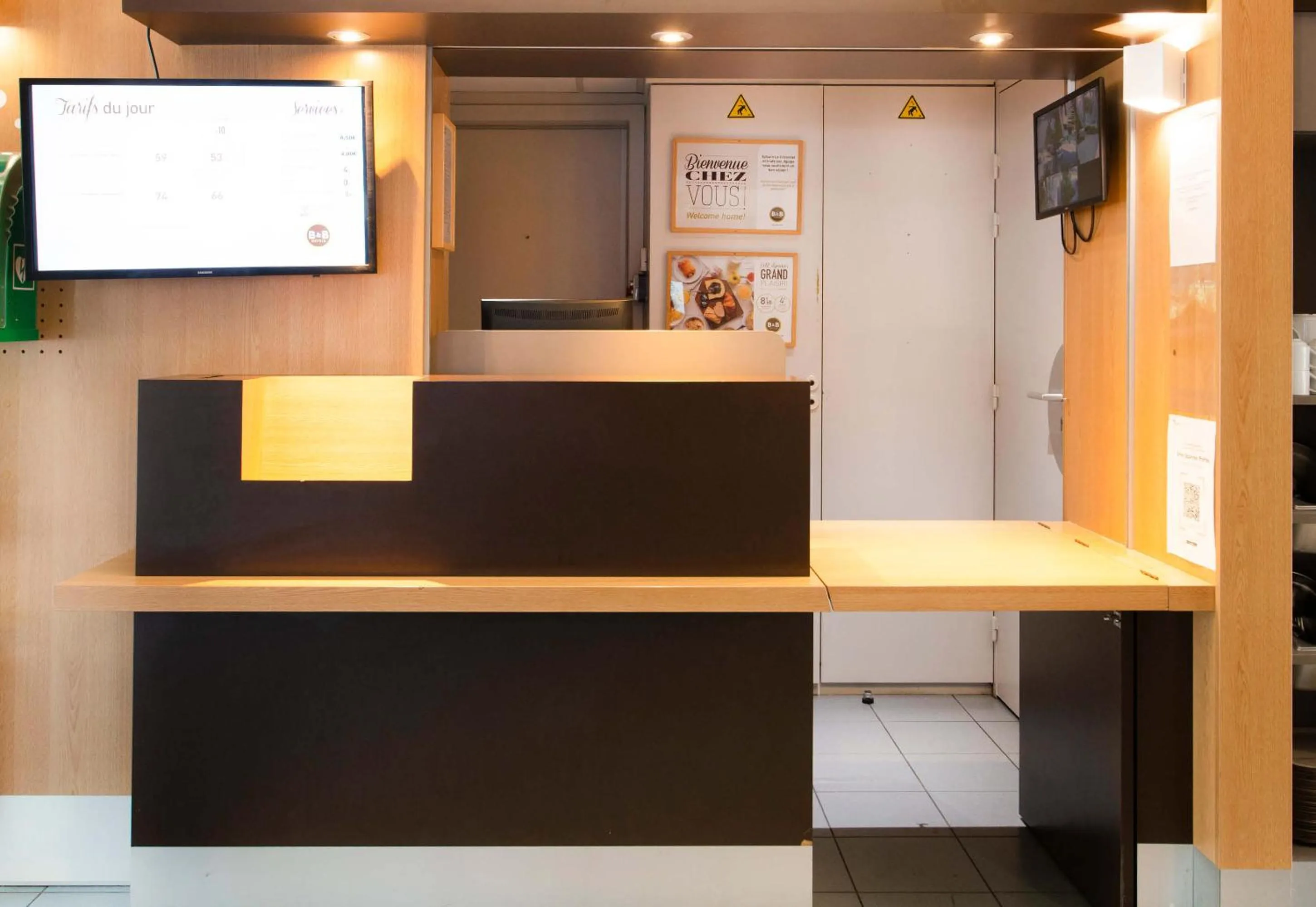 Lobby or reception in B&B HOTEL Nantes Parc Expos La Beaujoire