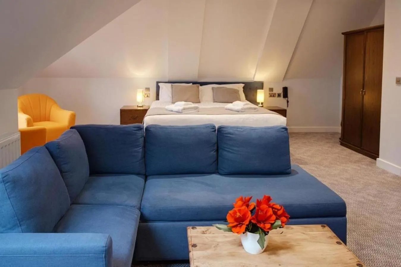 Communal lounge/ TV room, Bed in Cotswolds Hotel & Spa