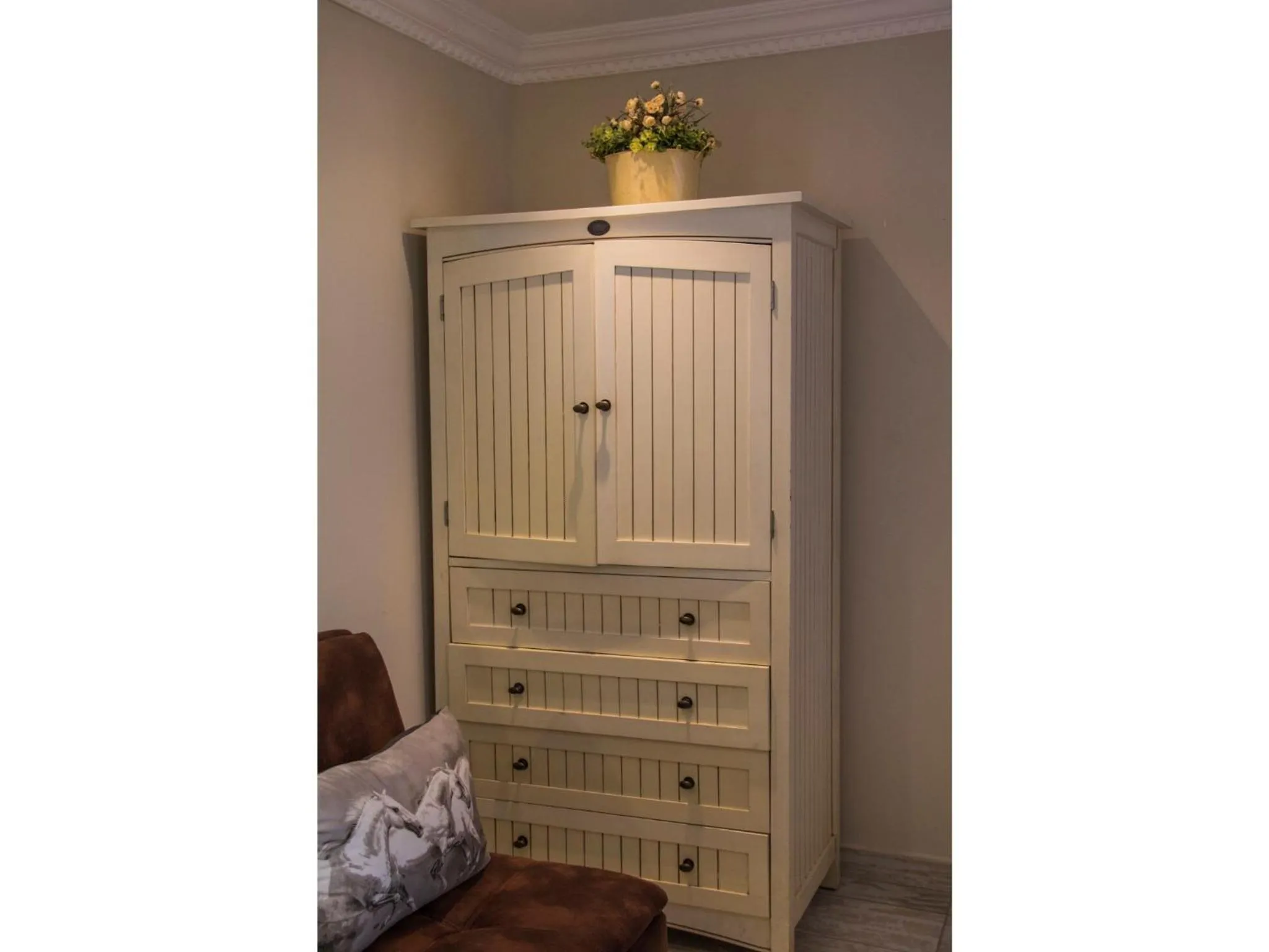 wardrobe in La Loggia Bed and Breakfast