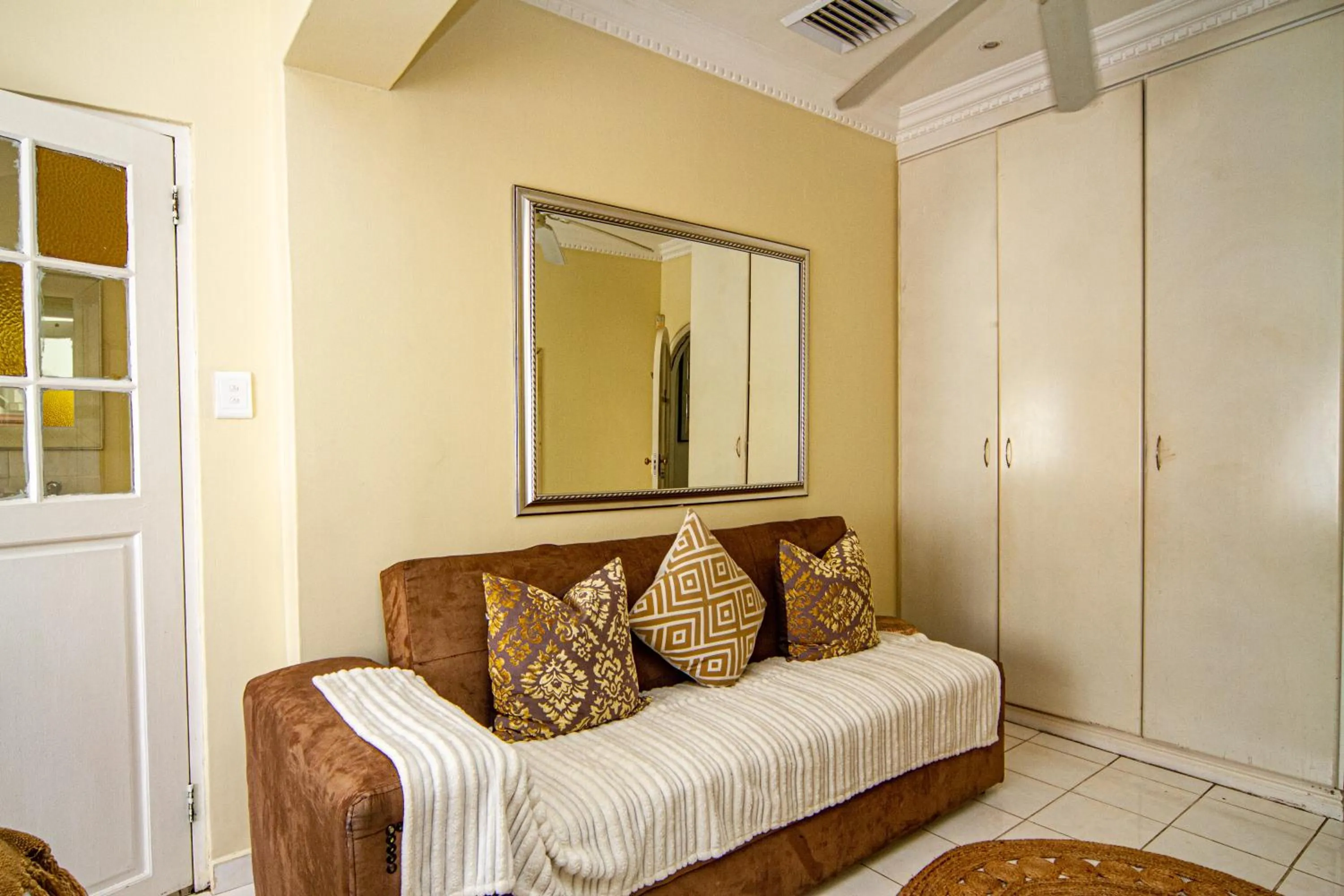 Seating area, Bed in La Loggia Bed and Breakfast