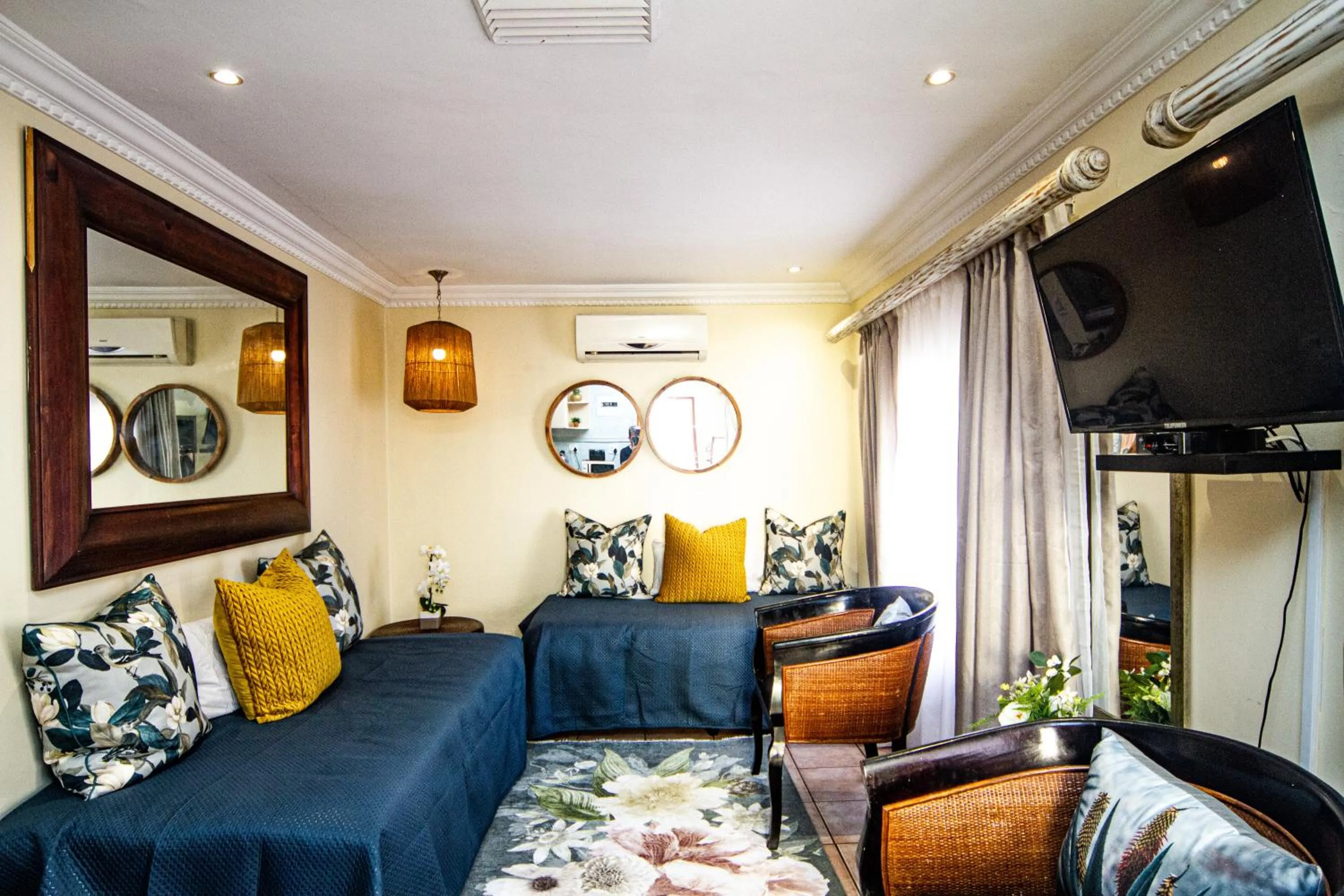 TV and multimedia in La Loggia Bed and Breakfast