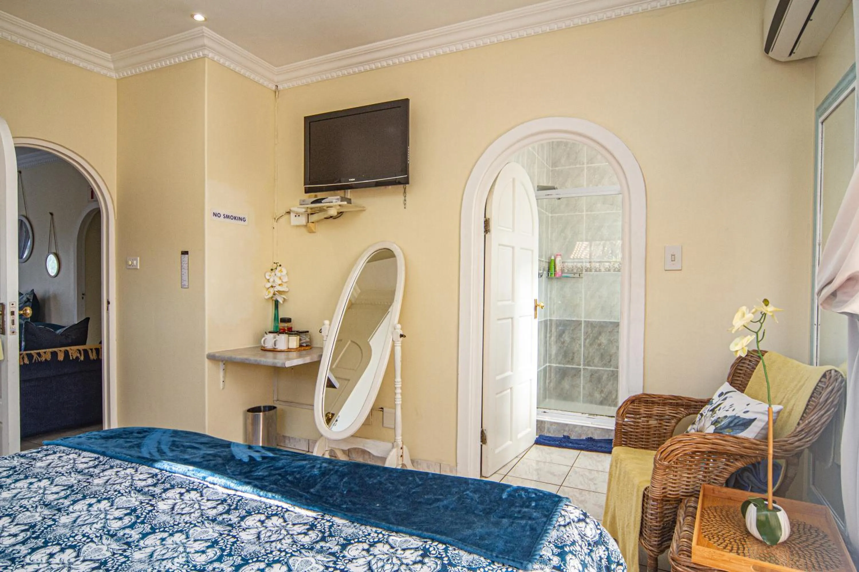 TV and multimedia, Bed in La Loggia Bed and Breakfast