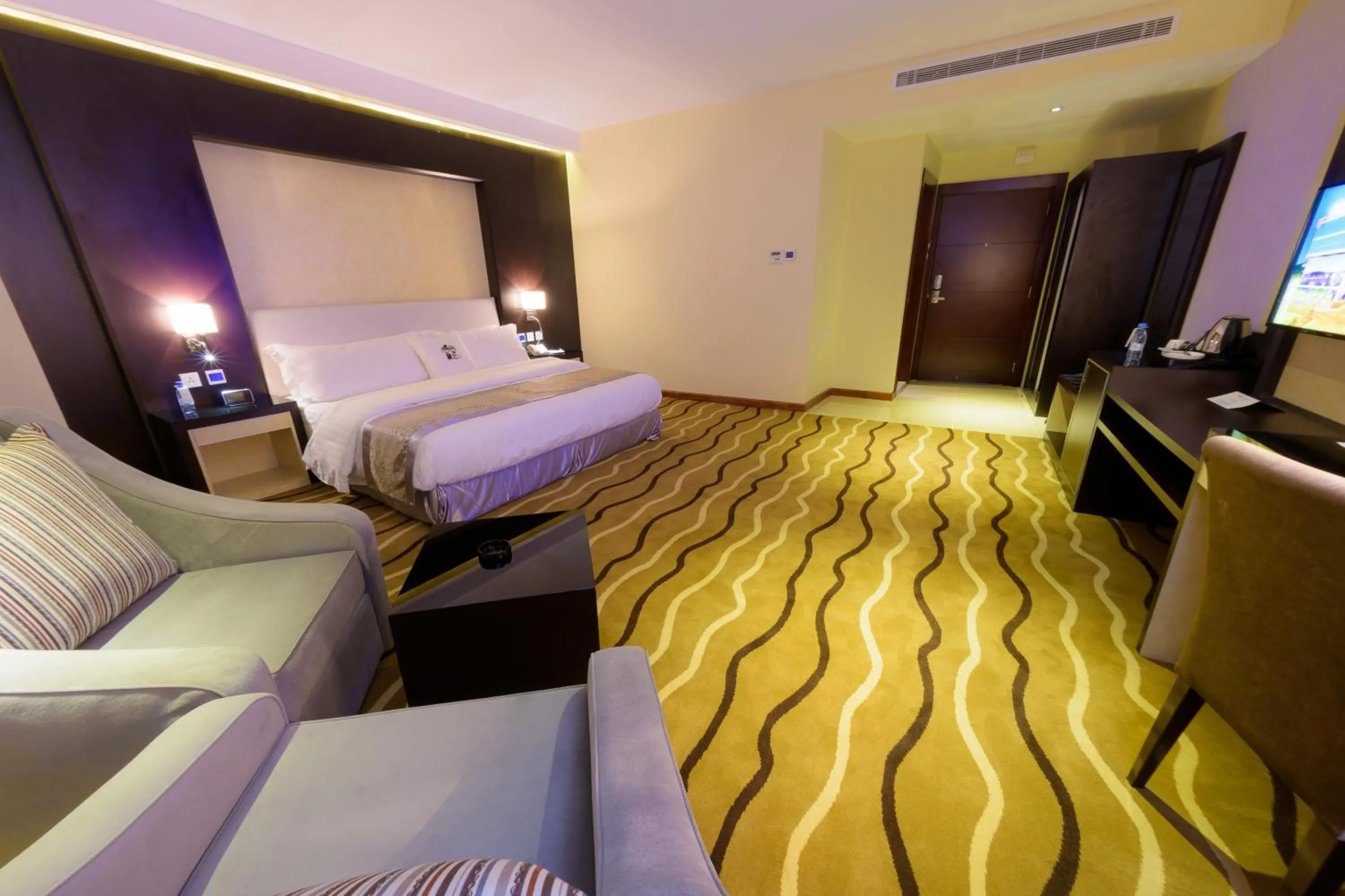 Photo of the whole room, Bed in National Park Hotel