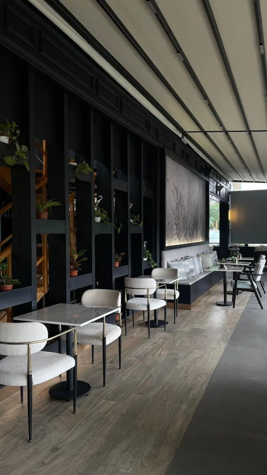 Restaurant/places to eat in National Park Hotel