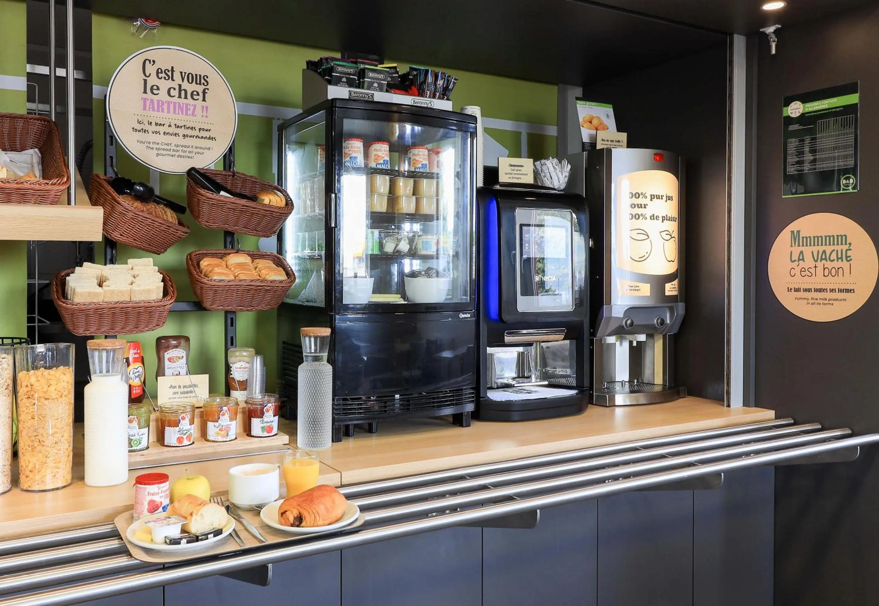 Buffet breakfast in B&B HOTEL Dijon Les Portes du Sud