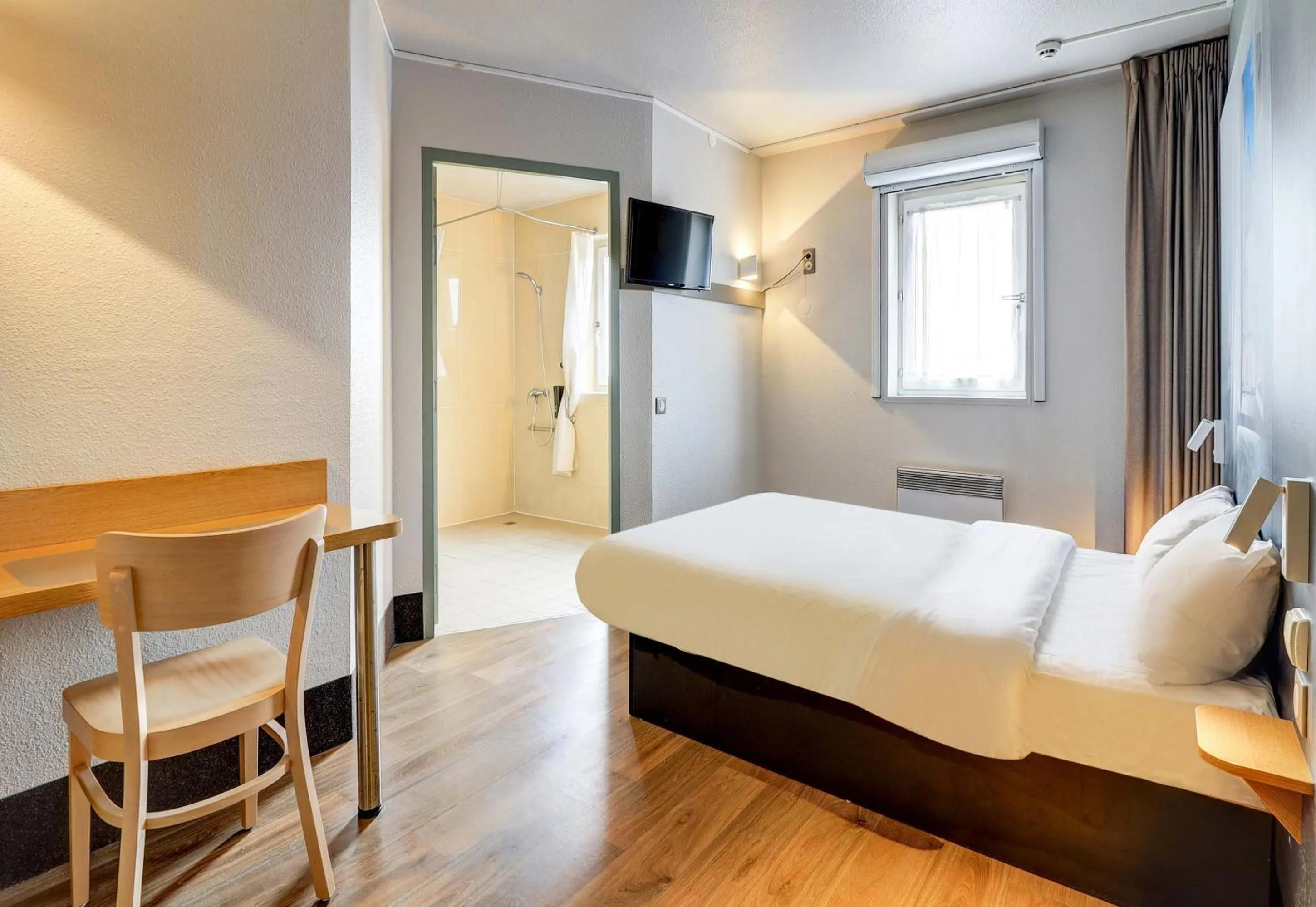 Photo of the whole room, Bed in B&B HOTEL Dijon Les Portes du Sud