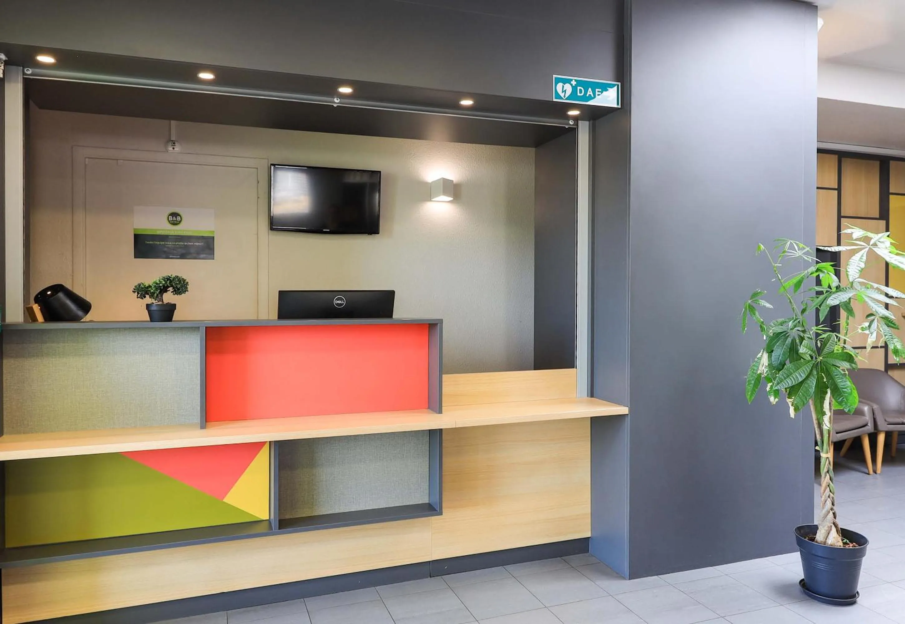 Lobby or reception in B&B HOTEL Dijon Les Portes du Sud