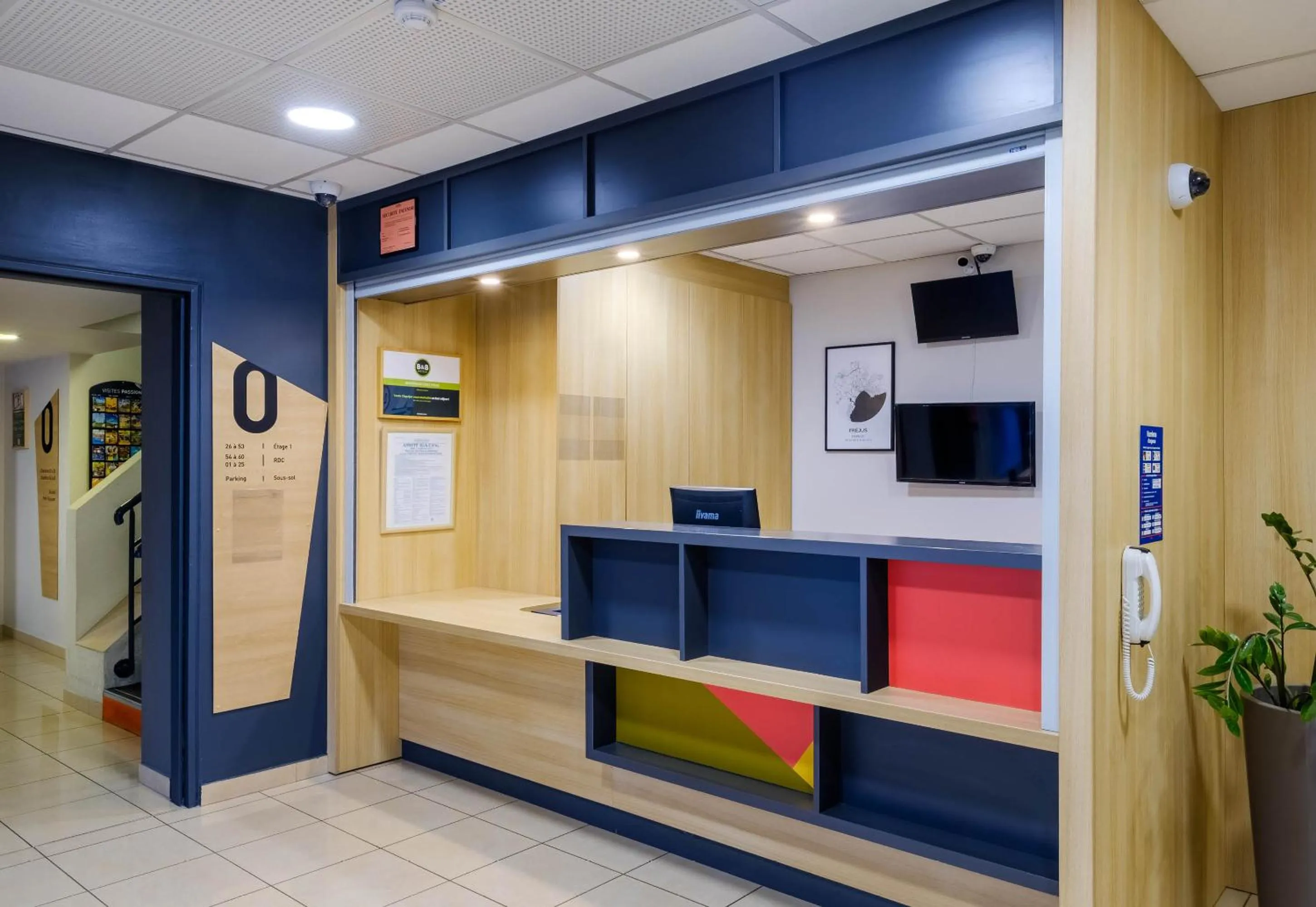 Lobby or reception in B&B HOTEL FREJUS Puget-sur-Argens