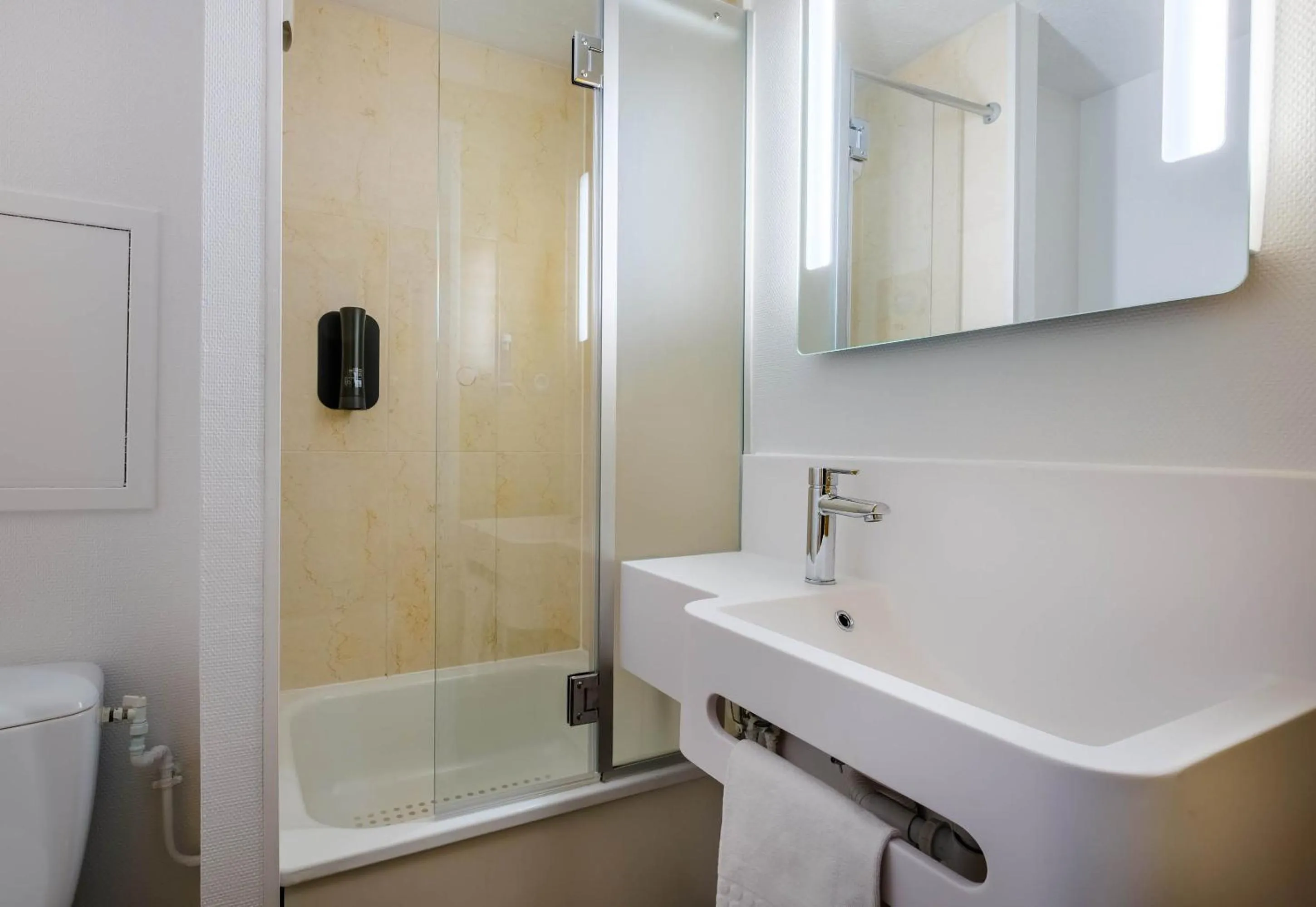 Bathroom in B&B HOTEL FREJUS Puget-sur-Argens