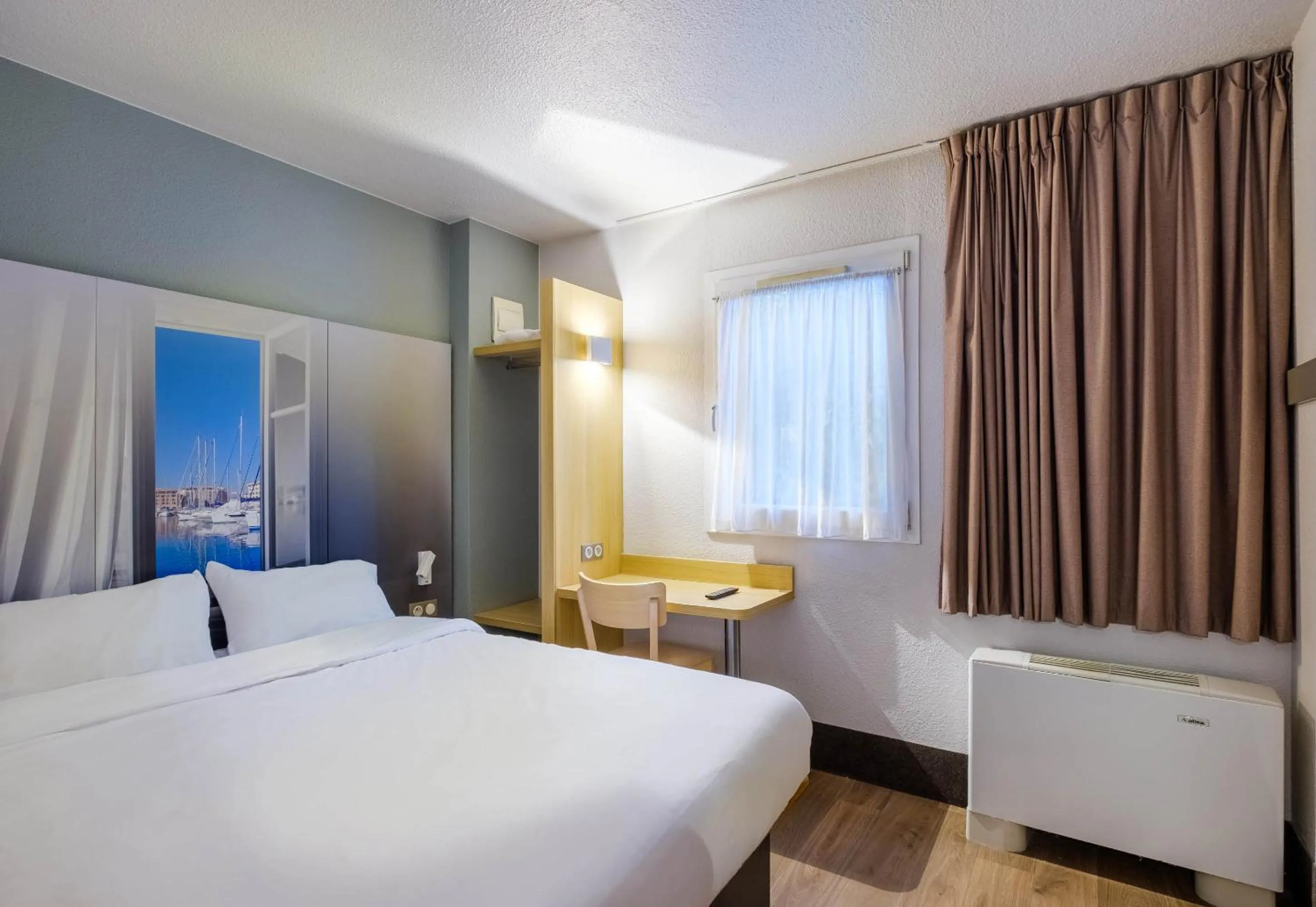 Bedroom, Bed in B&B HOTEL FREJUS Puget-sur-Argens