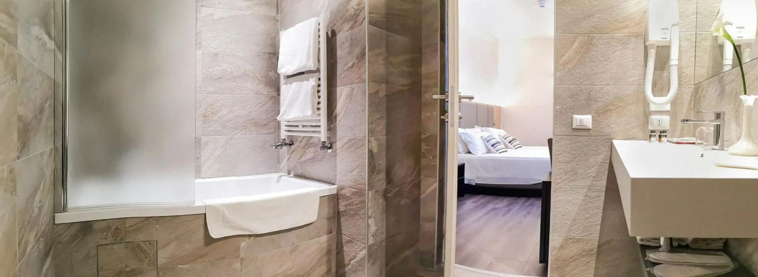 Bathroom, Bed in Hotel Alexander