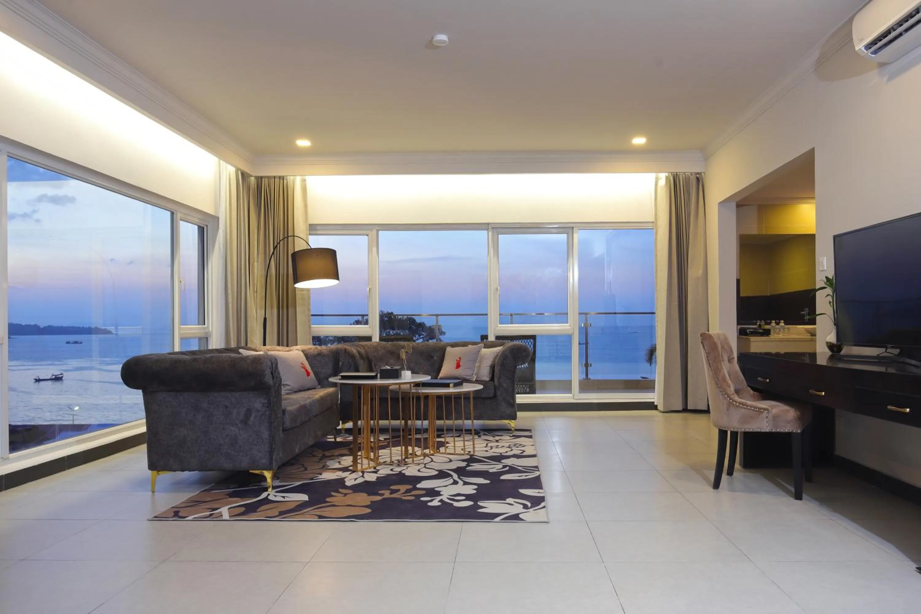 Living room in Queenco Hotel & Casino