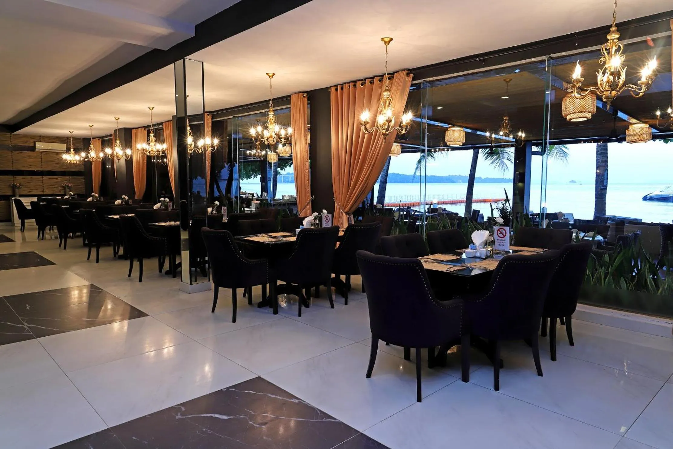 Restaurant/places to eat in Queenco Hotel & Casino