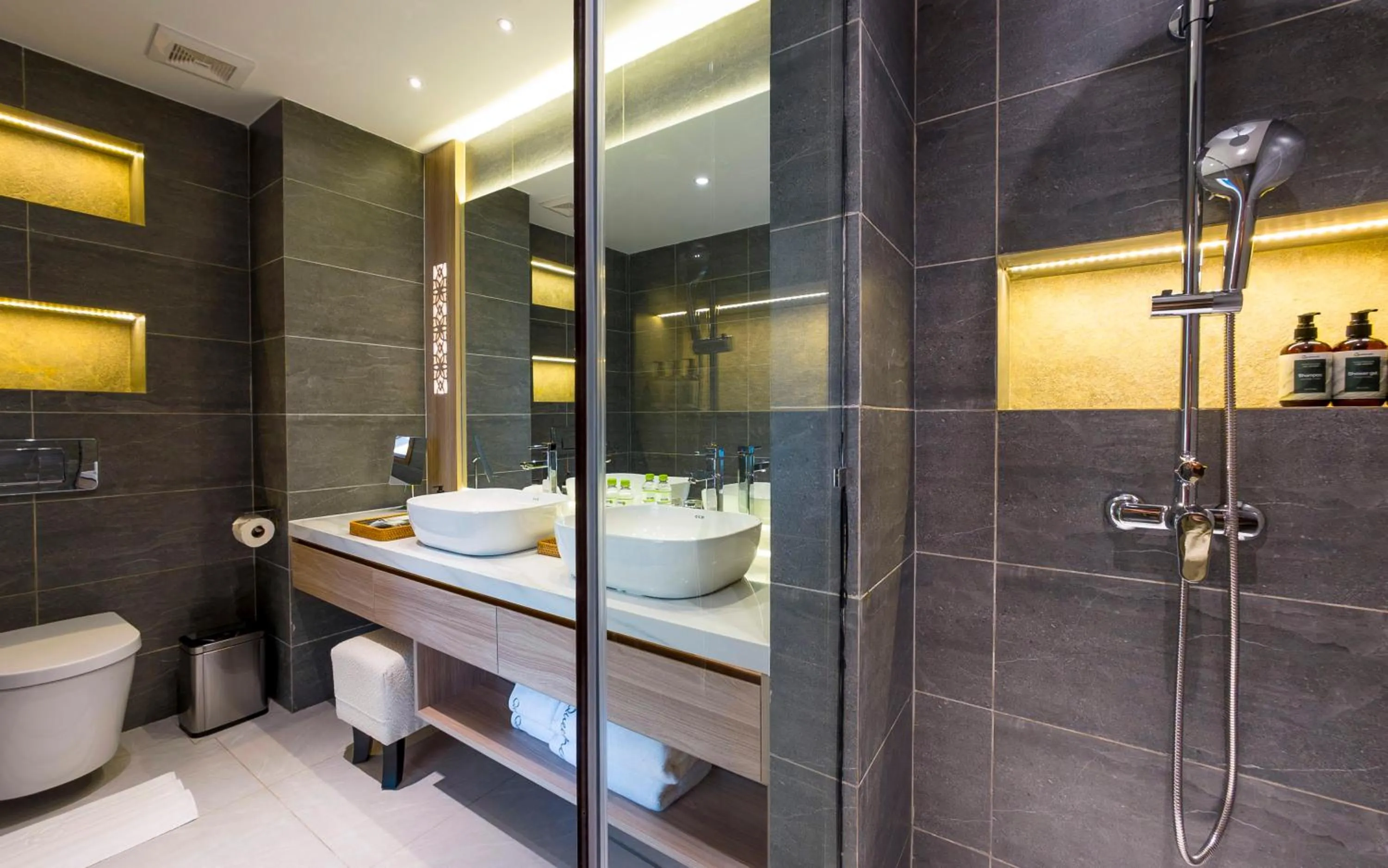 Toilet in Queenco Hotel & Casino