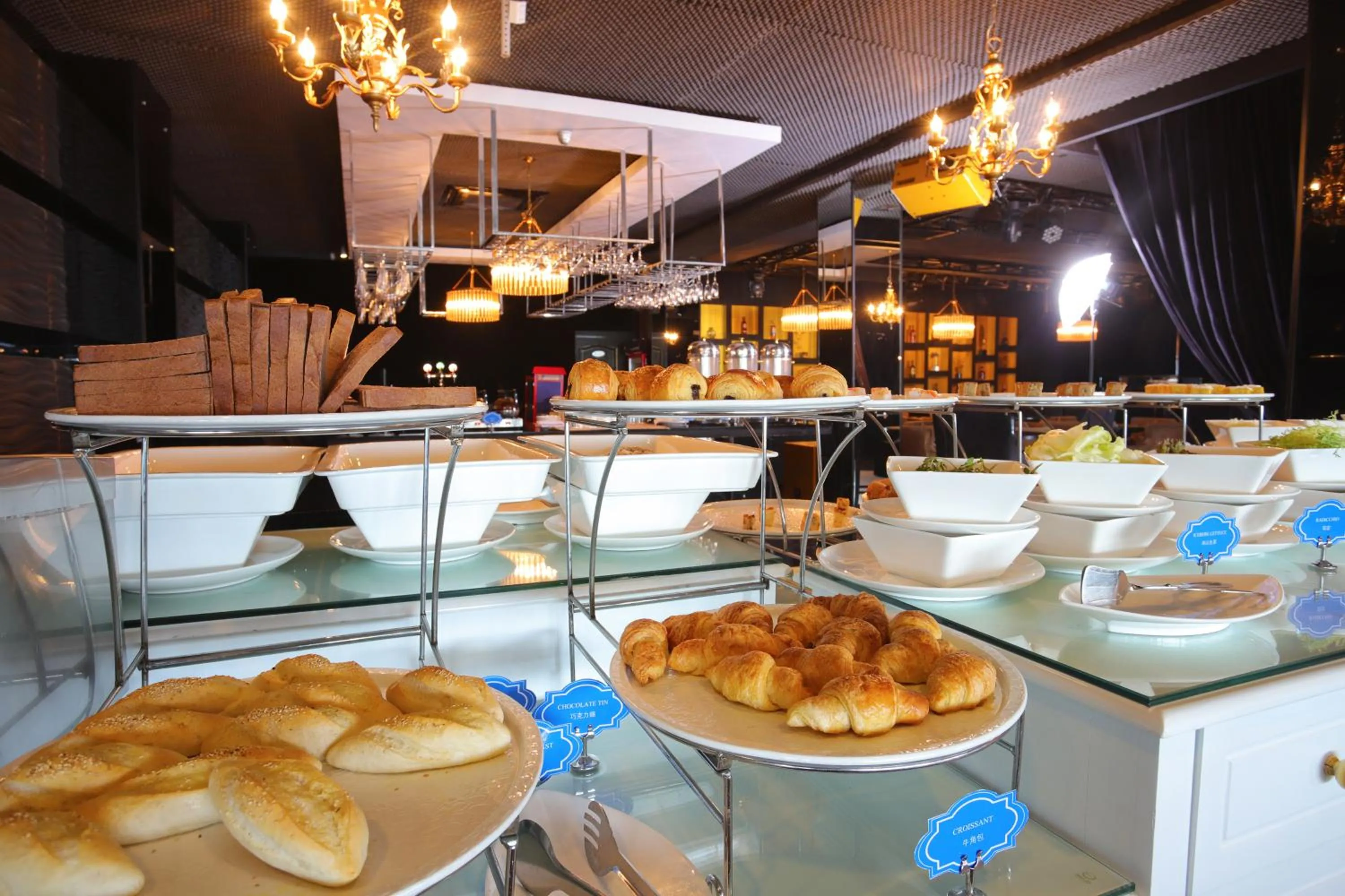 Restaurant/places to eat in Queenco Hotel & Casino