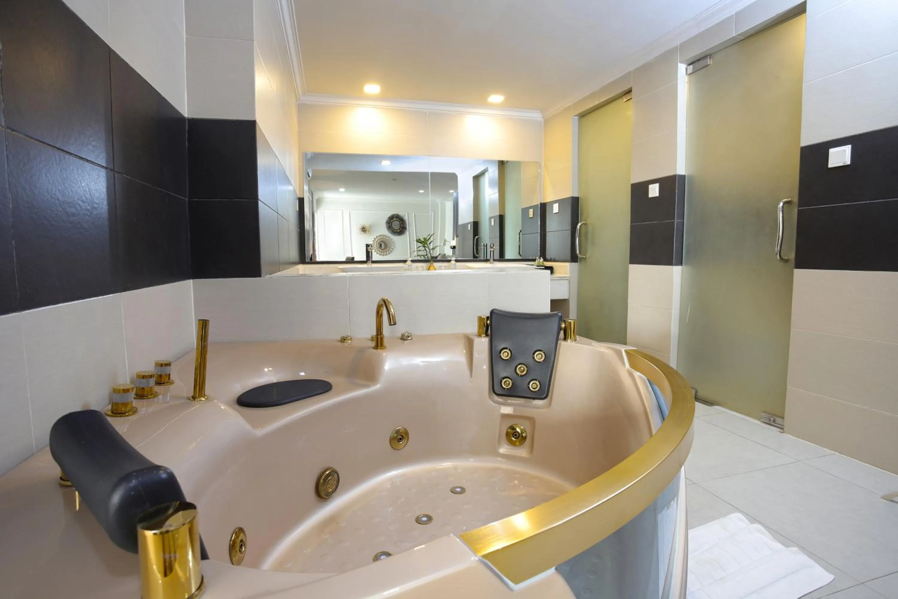 Toilet in Queenco Hotel & Casino