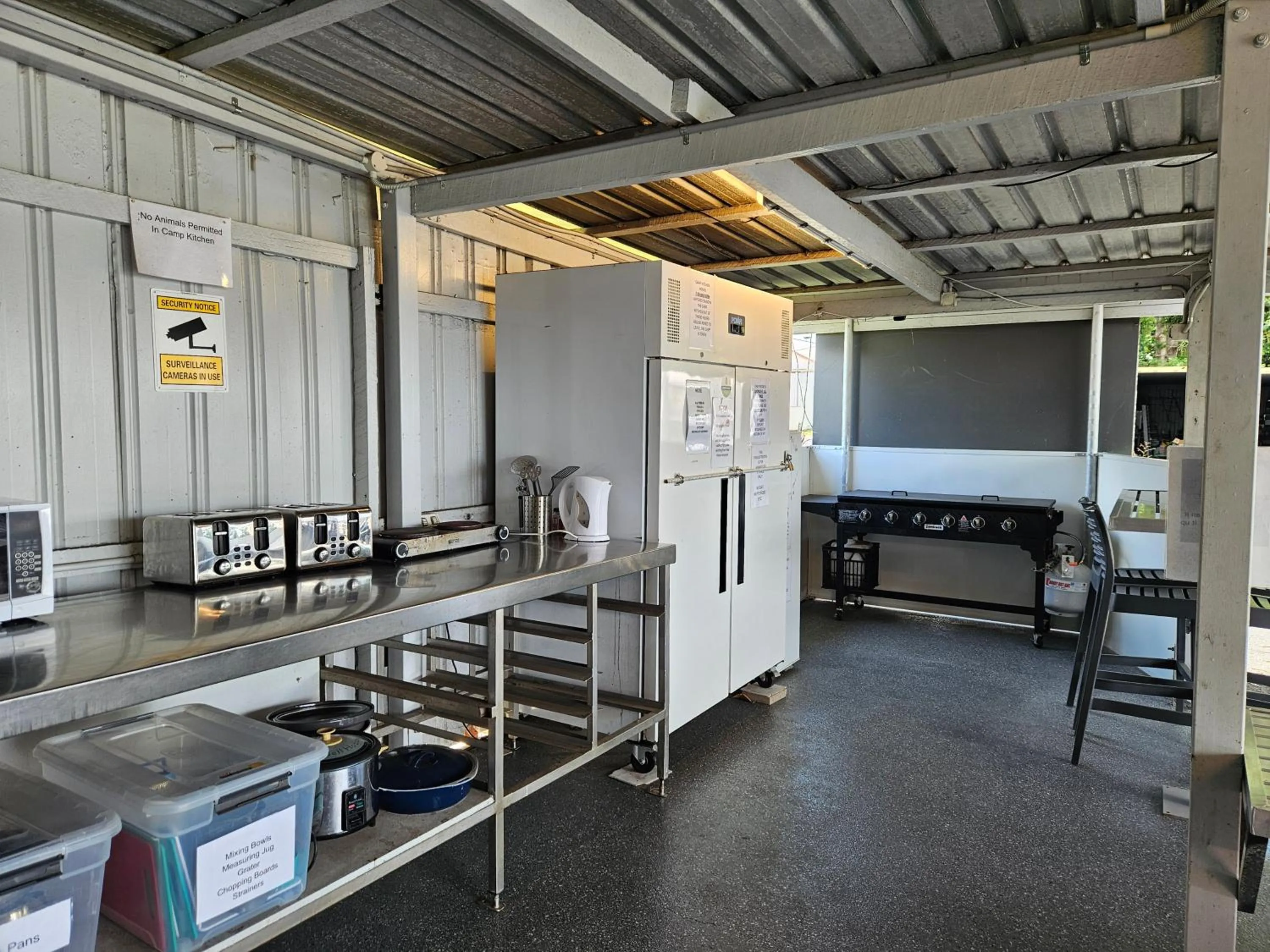 Kitchen or kitchenette in AAOK Riverdale Caravan Park