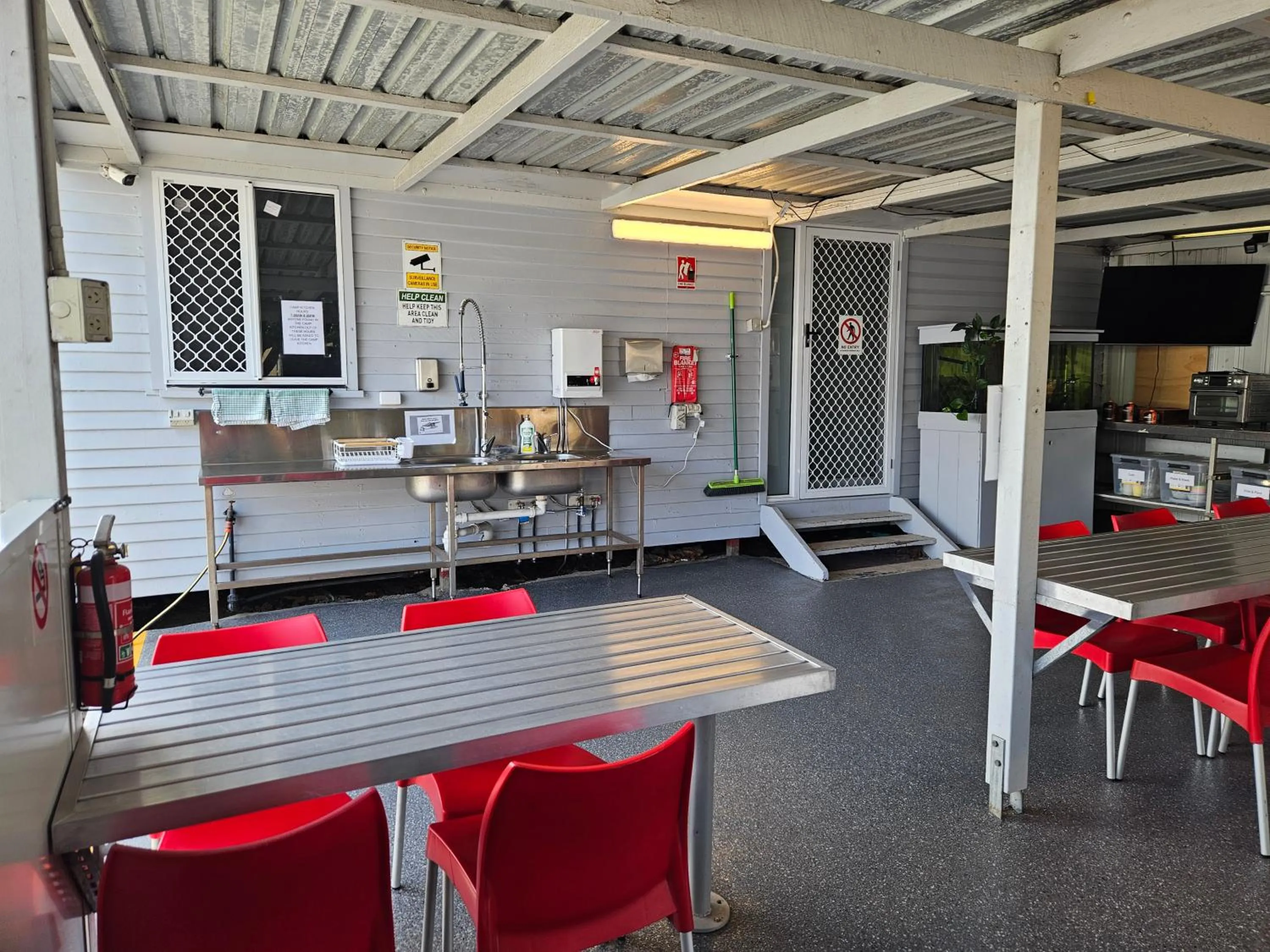 Kitchen or kitchenette in AAOK Riverdale Caravan Park