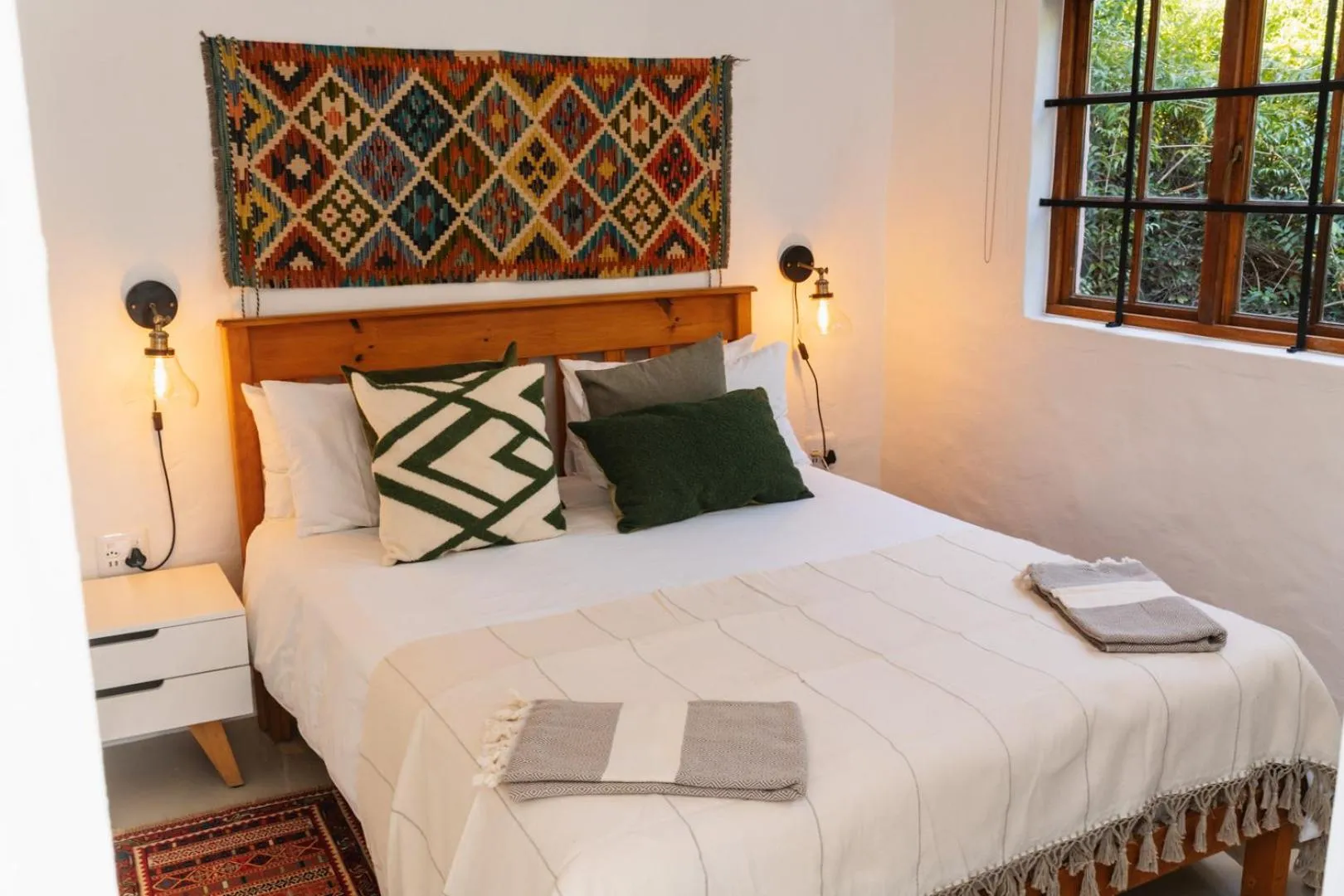 Bedroom, Bed in Moonshine on Whiskey Creek