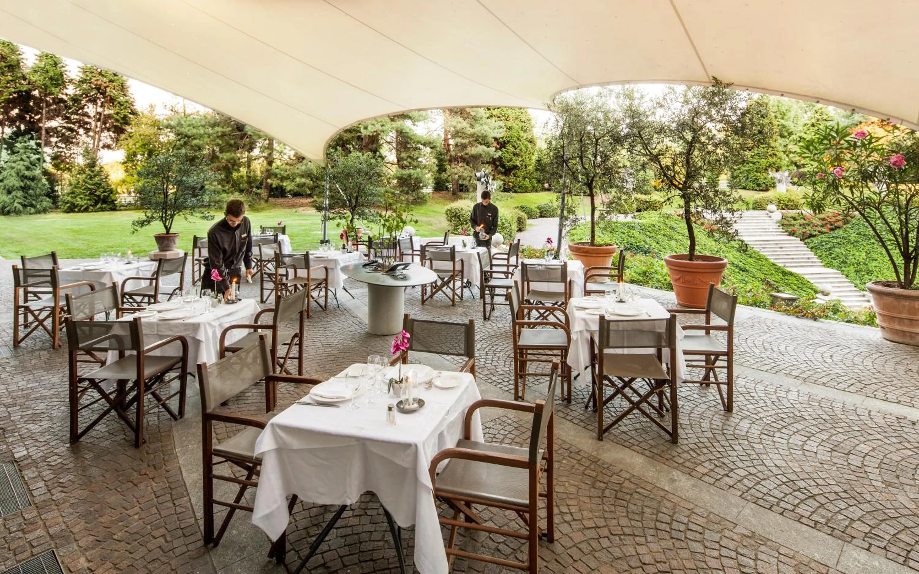 Restaurant/places to eat in Cosmo Residence