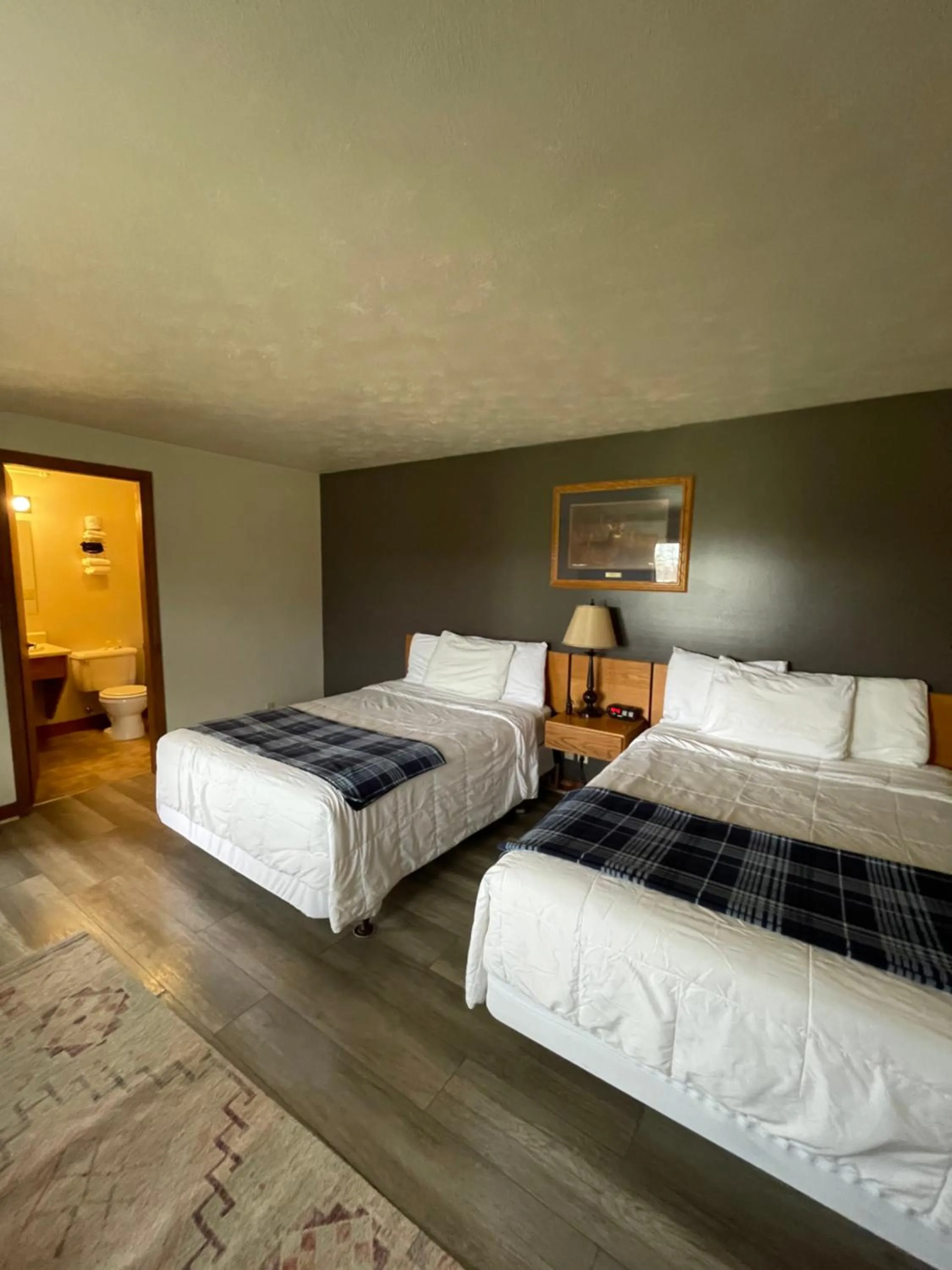 Bed in Spillover Motel and Inn