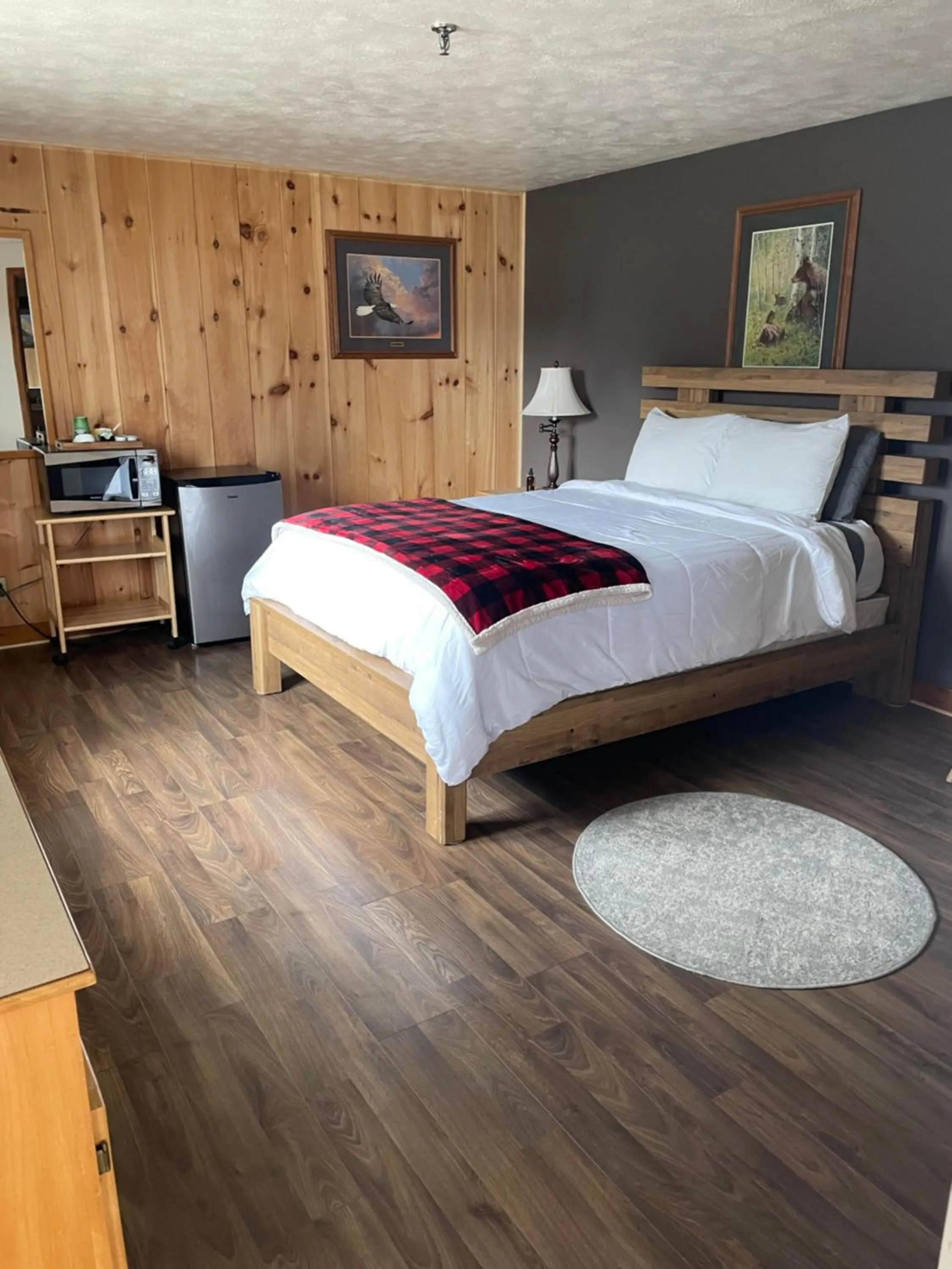 Bed in Spillover Motel and Inn