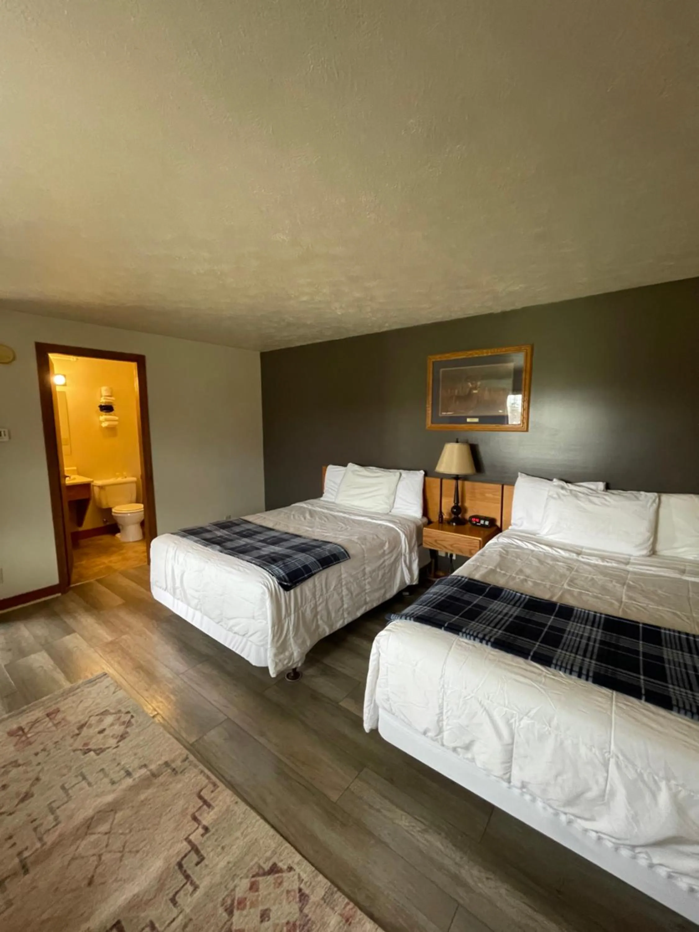 Bed in Spillover Motel and Inn