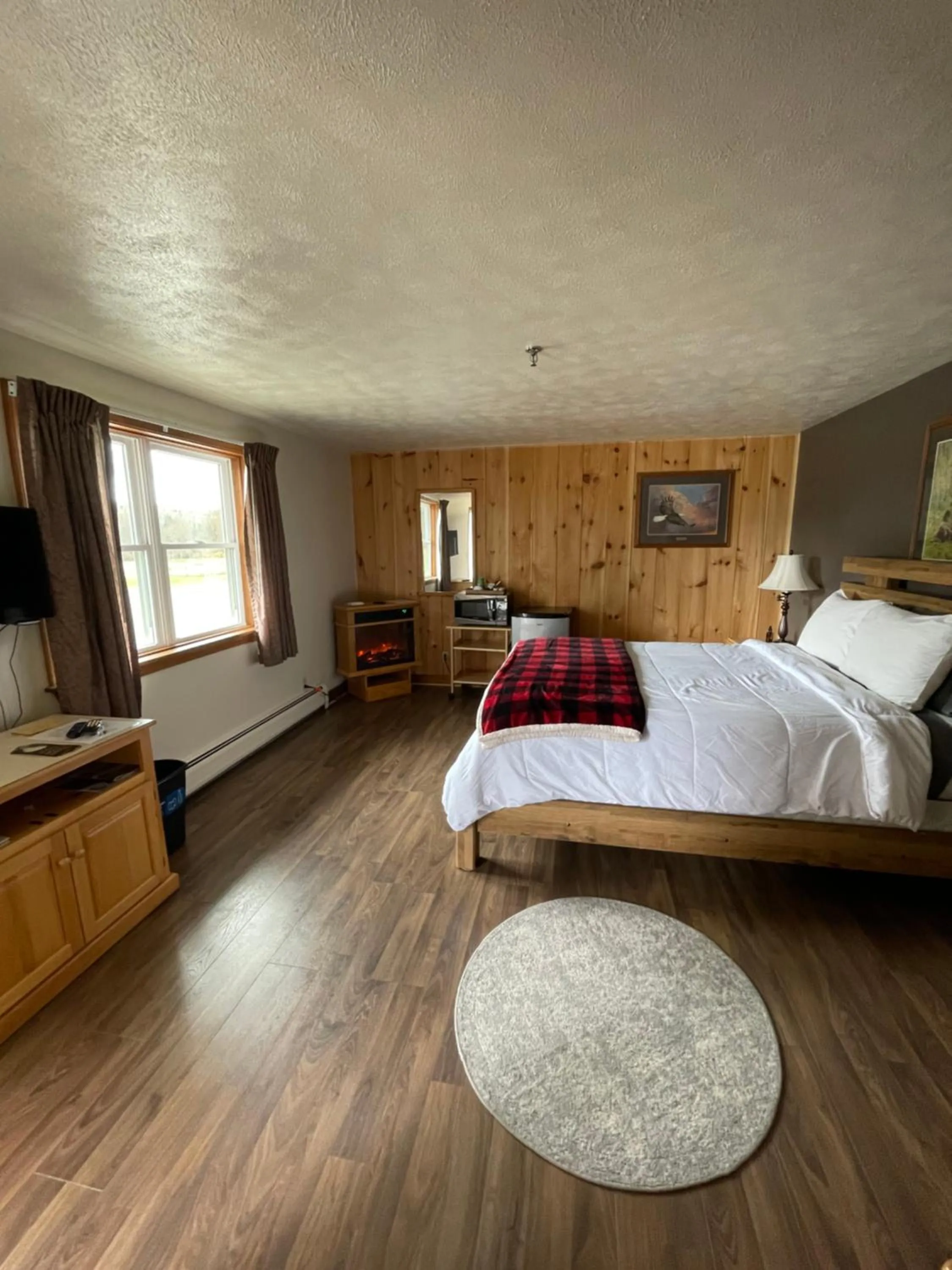 Bed in Spillover Motel and Inn