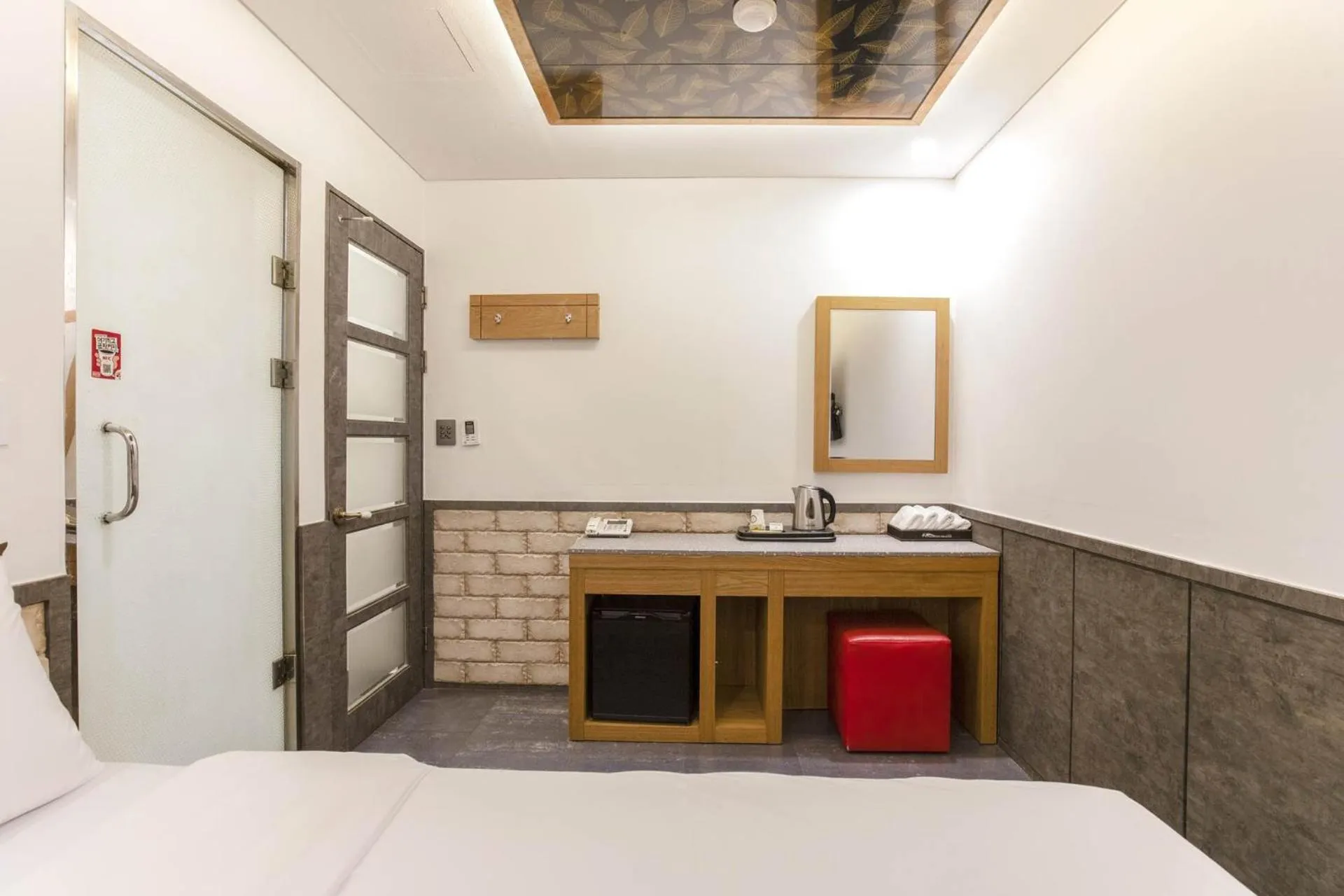 Photo of the whole room, Bed in Yeongdeungpo Komodo Hotel