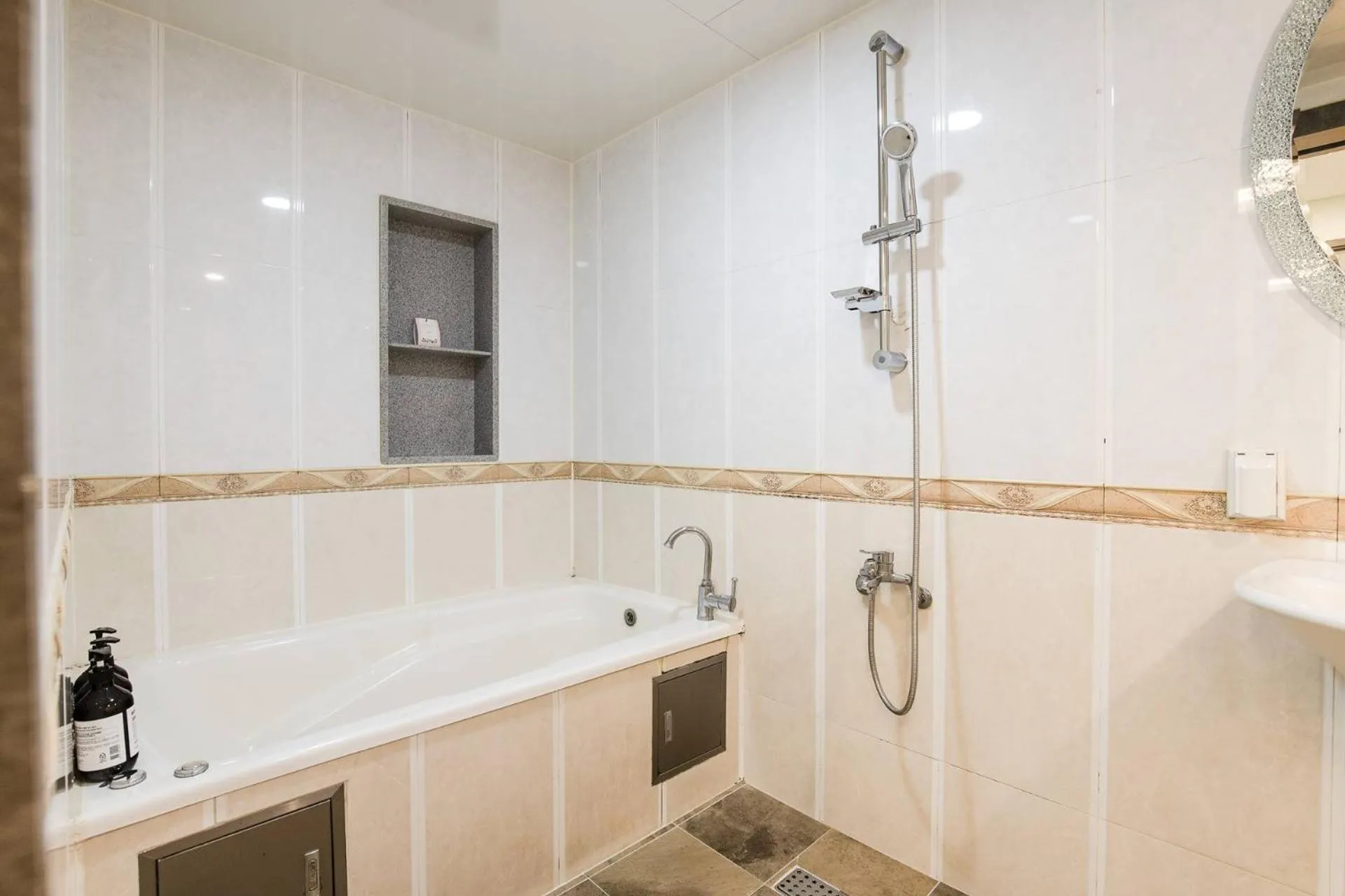 Bath in Yeongdeungpo Komodo Hotel