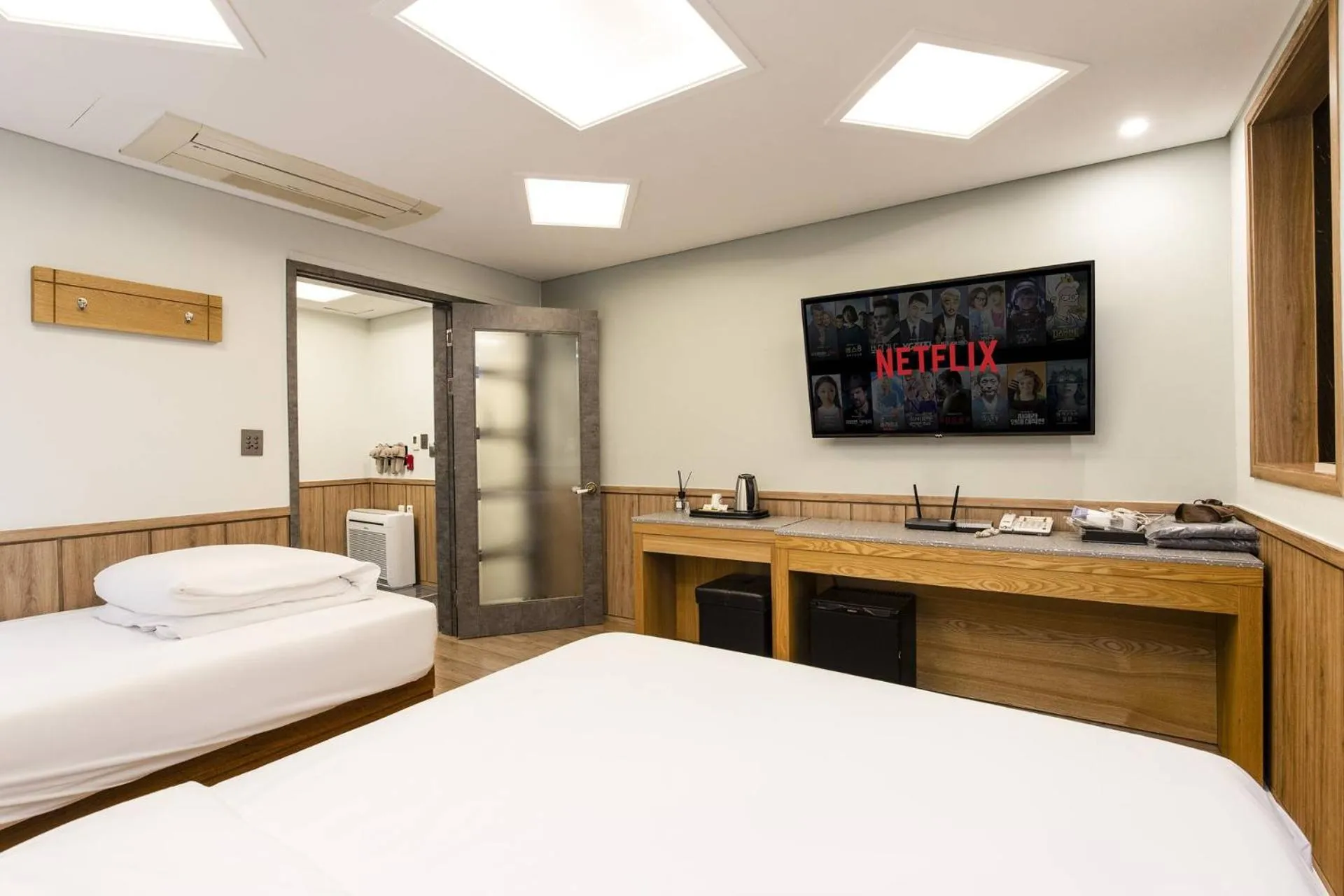 TV and multimedia, Bed in Yeongdeungpo Komodo Hotel