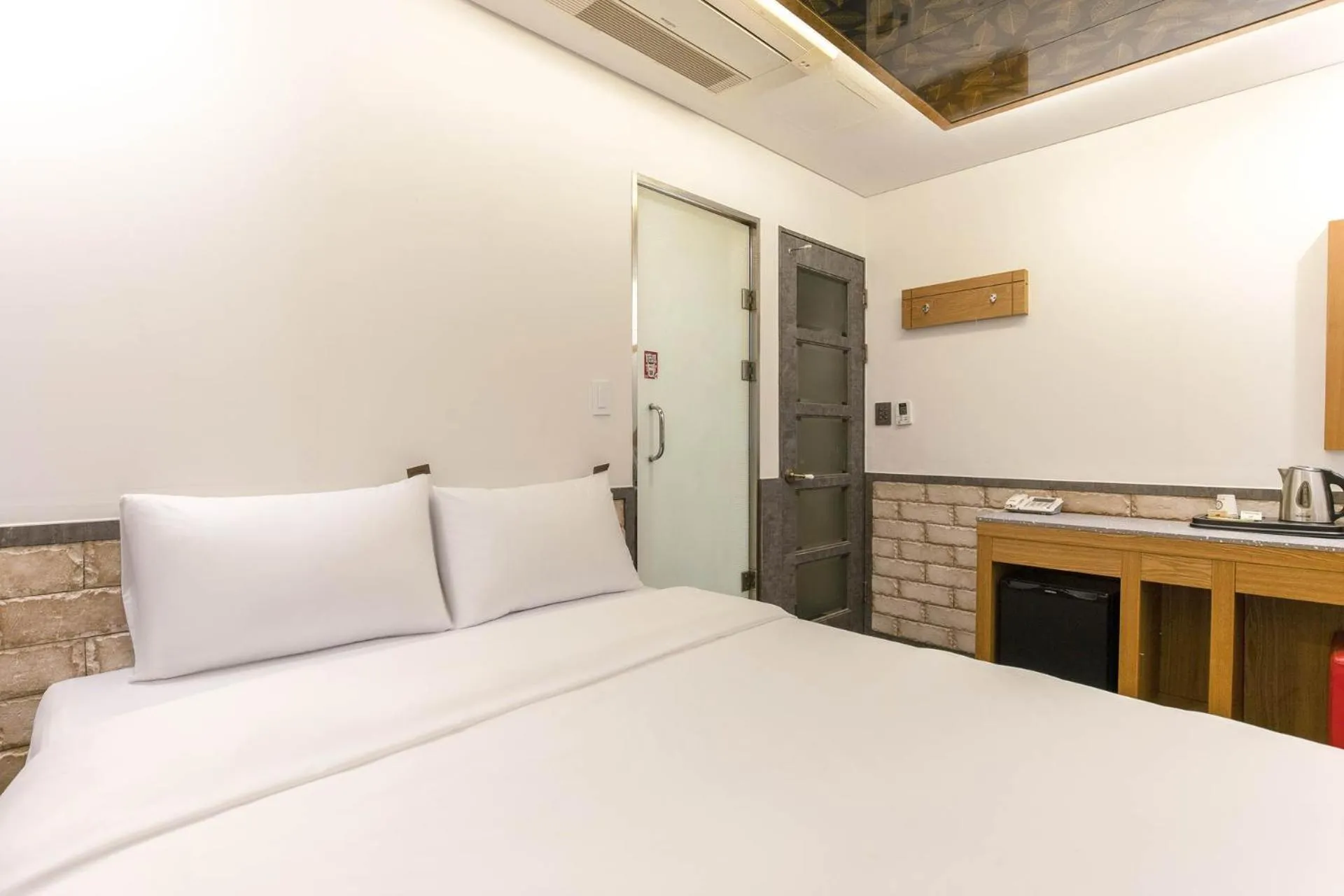 Photo of the whole room, Bed in Yeongdeungpo Komodo Hotel