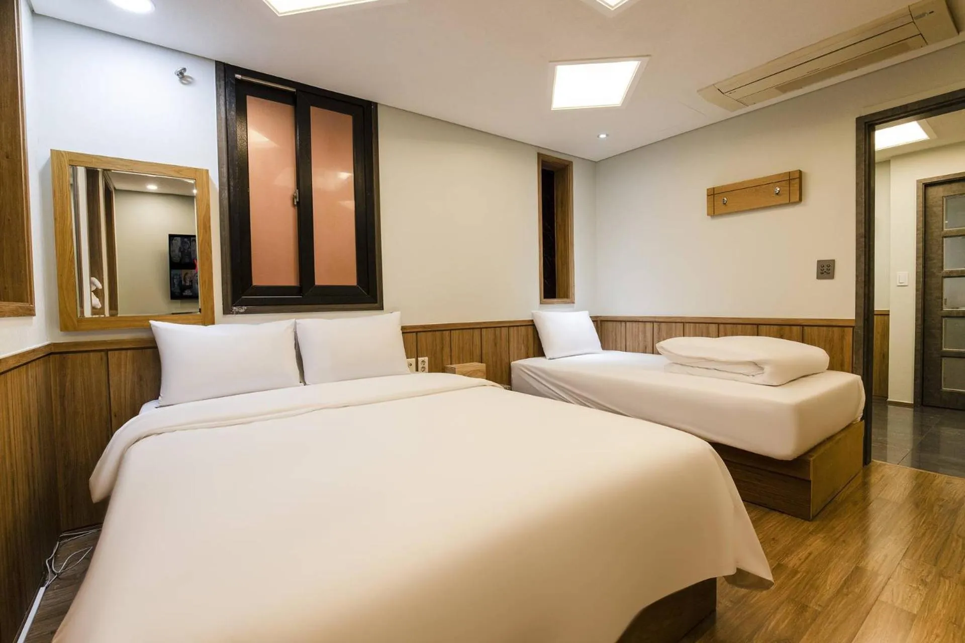 Bedroom, Bed in Yeongdeungpo Komodo Hotel