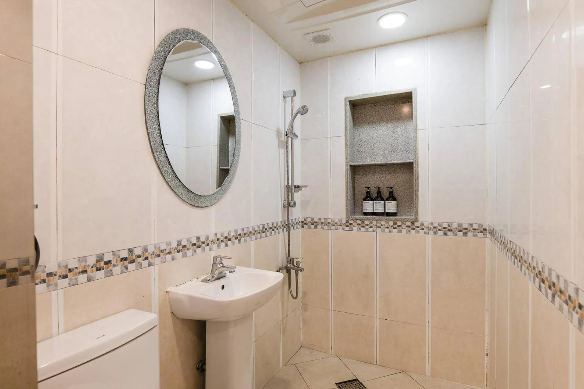 Bathroom in Yeongdeungpo Komodo Hotel