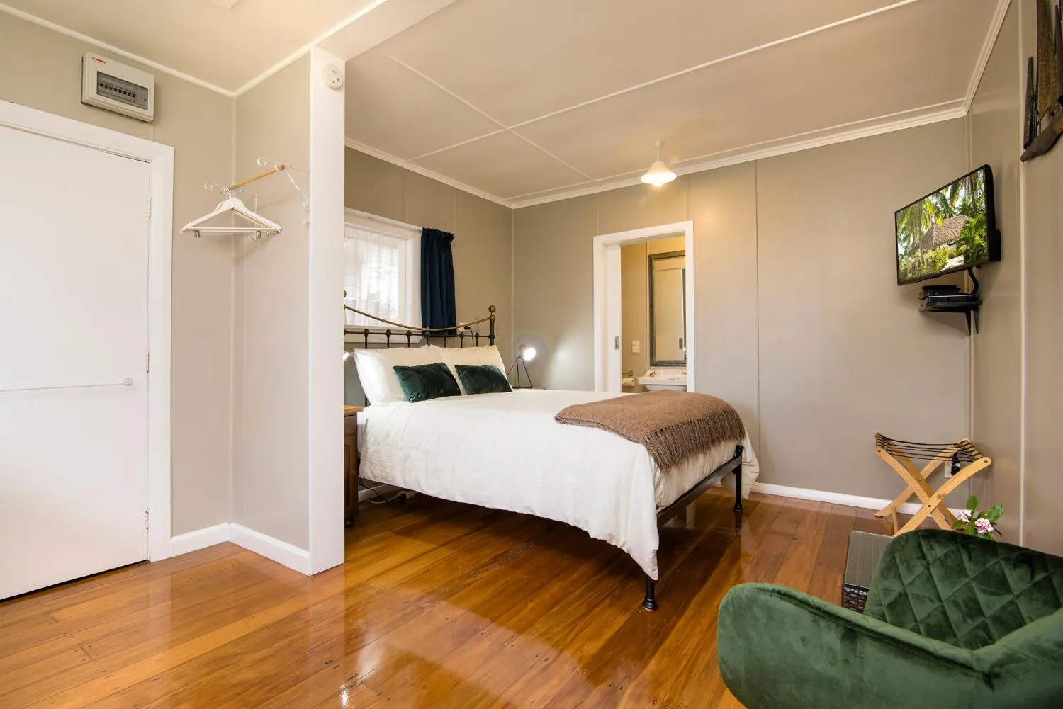 Bedroom, Bed in St Leonards Vineyard Cottages