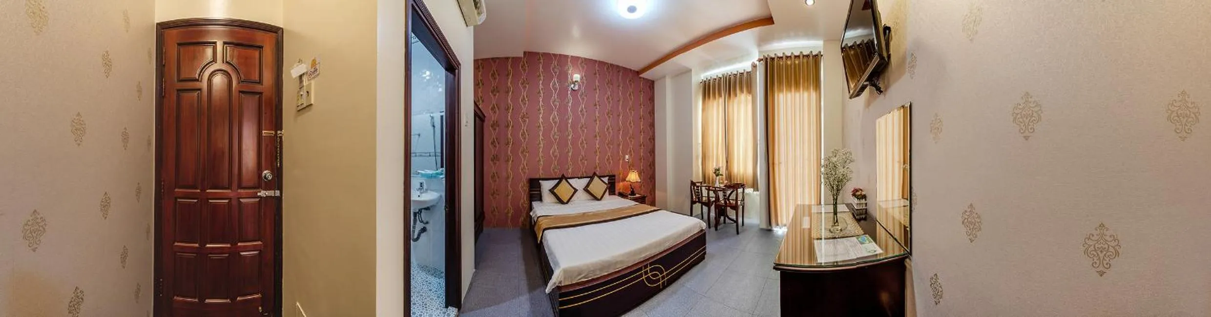 Photo of the whole room, Bed in Dong Bao Hotel