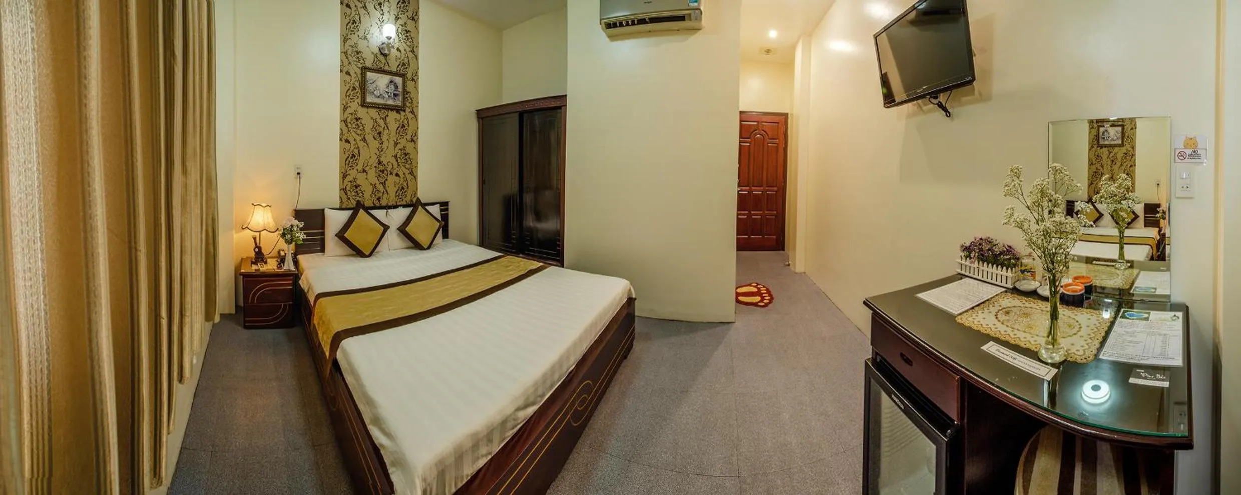 Photo of the whole room, Bed in Dong Bao Hotel