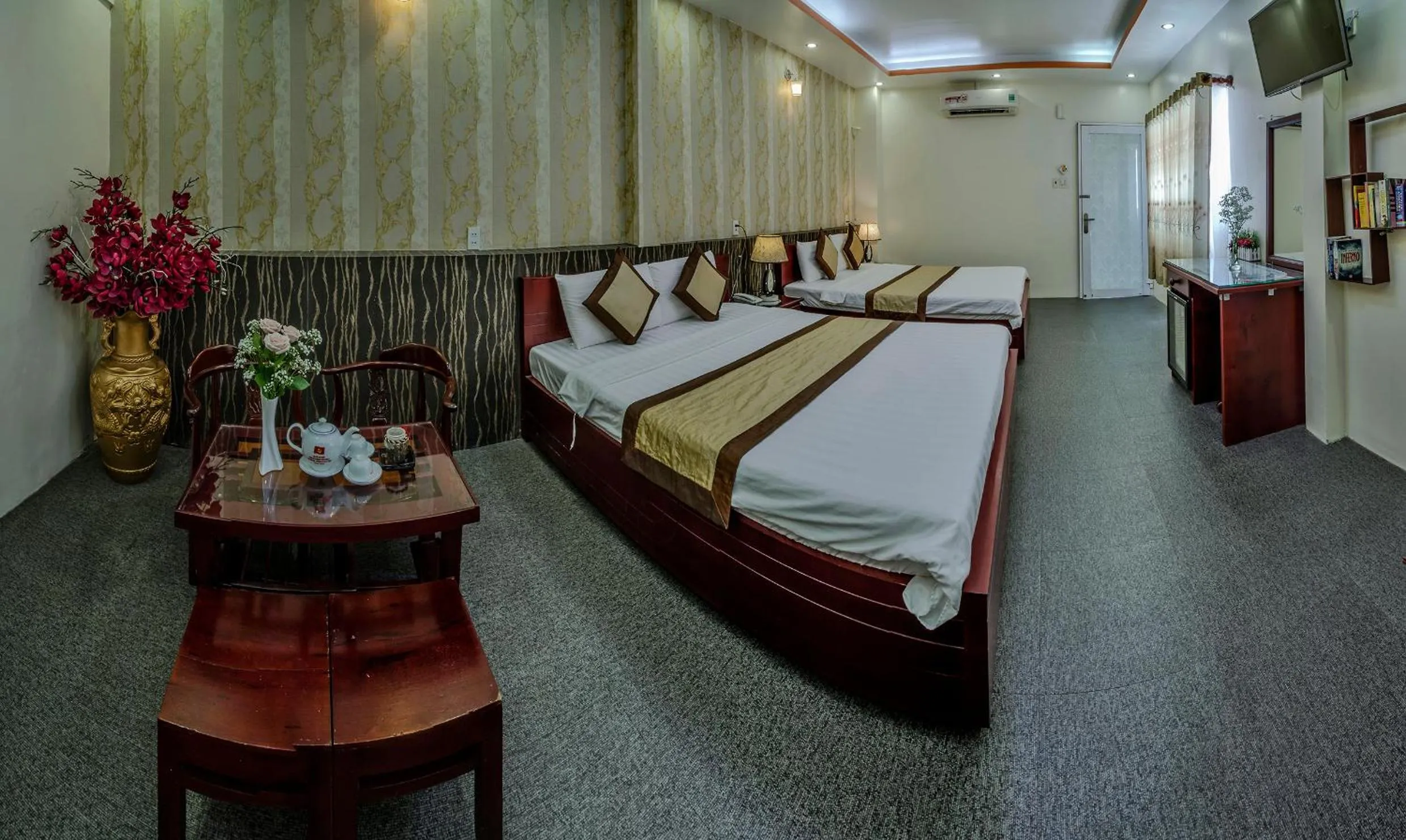 Photo of the whole room, Bed in Dong Bao Hotel