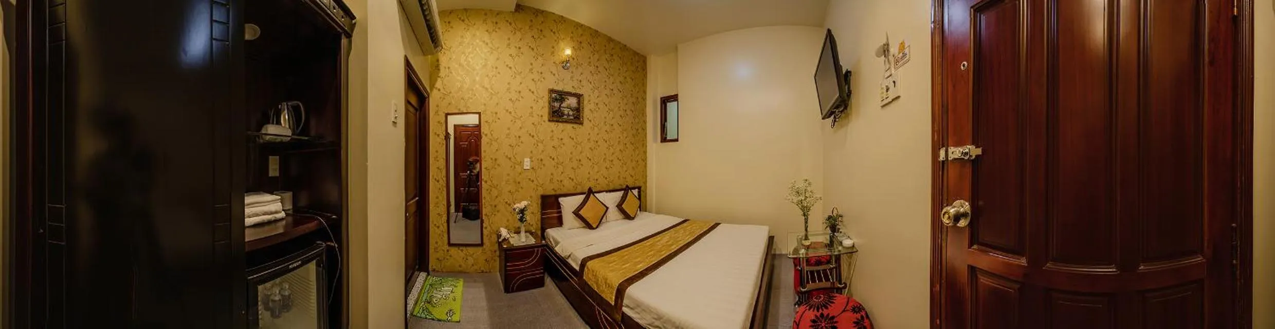 Photo of the whole room, Bed in Dong Bao Hotel