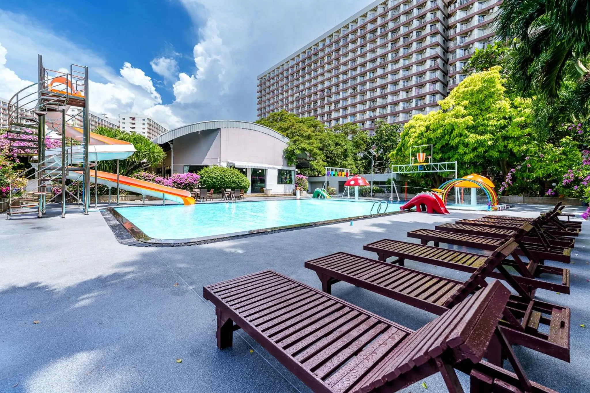 Swimming pool in Villa Navin Beach Residence