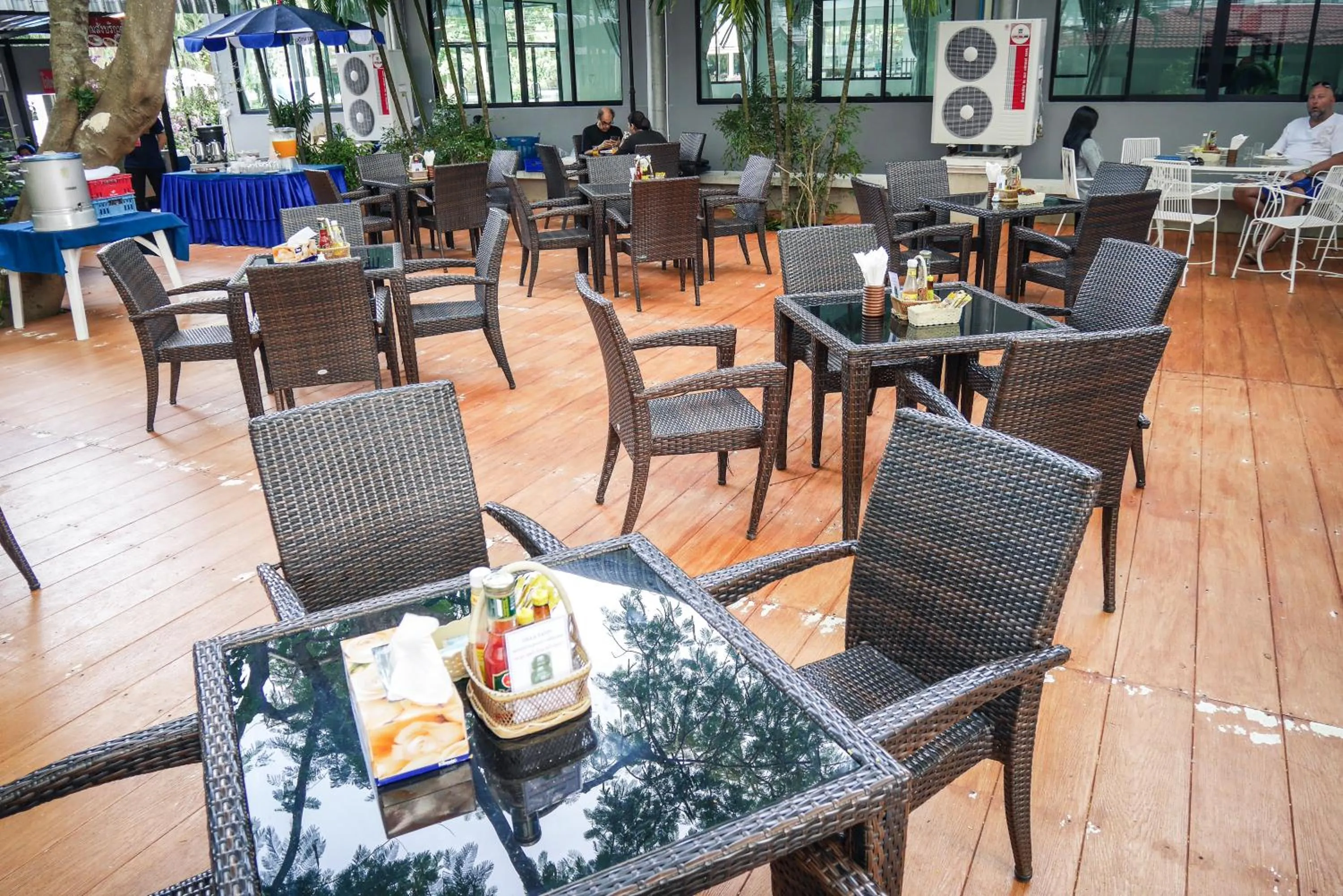 Restaurant/places to eat in Villa Navin Beach Residence